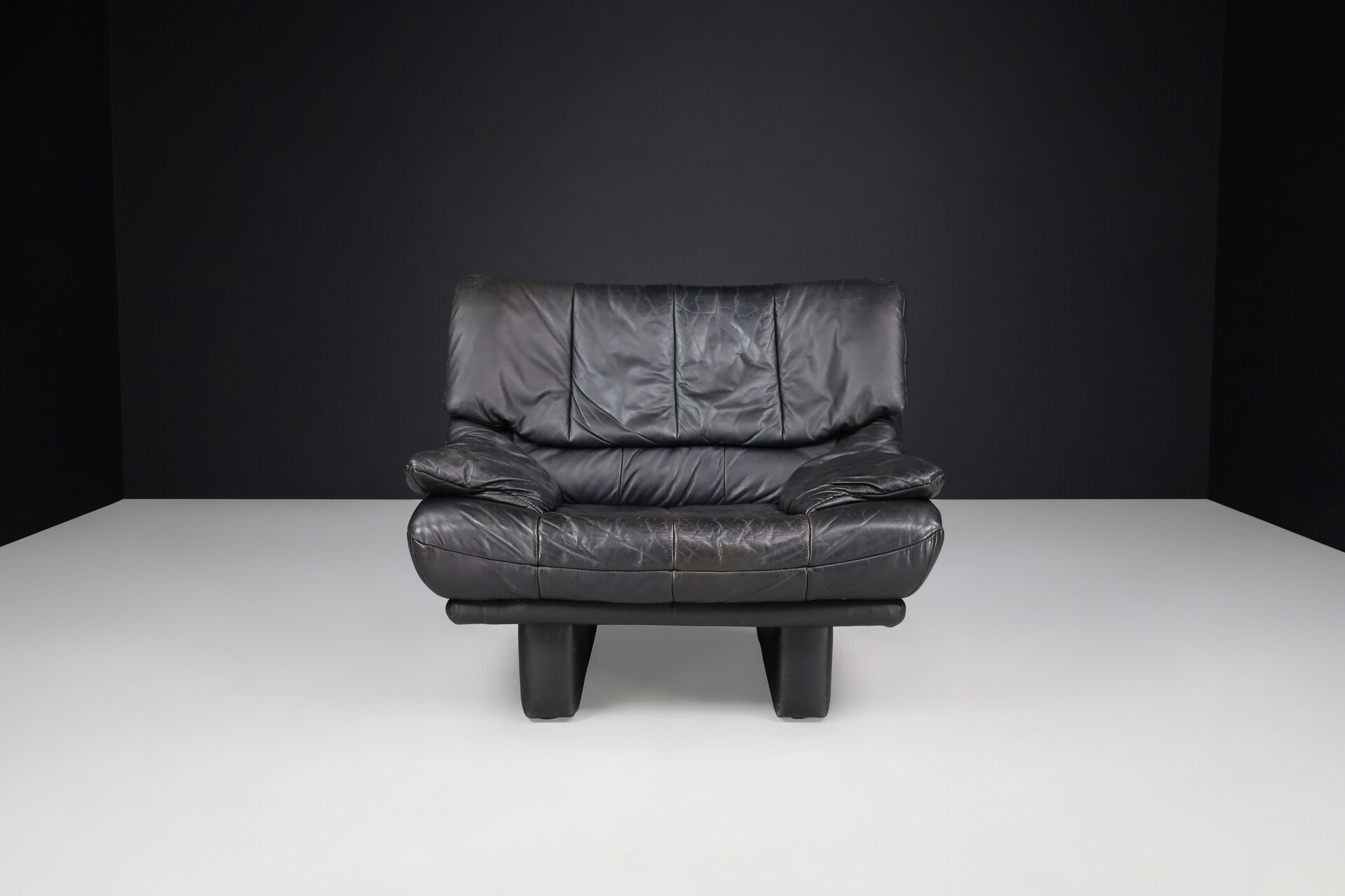 Post modern Nicoletti Salotti  Black Leather Lounge Chairs, Italy 1980s Late-20th century