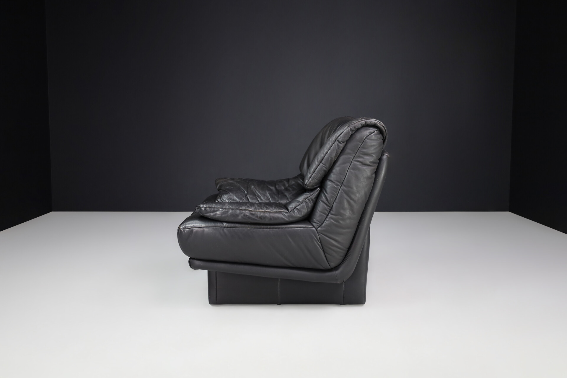 Post modern Nicoletti Salotti  Black Leather Lounge Chairs, Italy 1980s Late-20th century