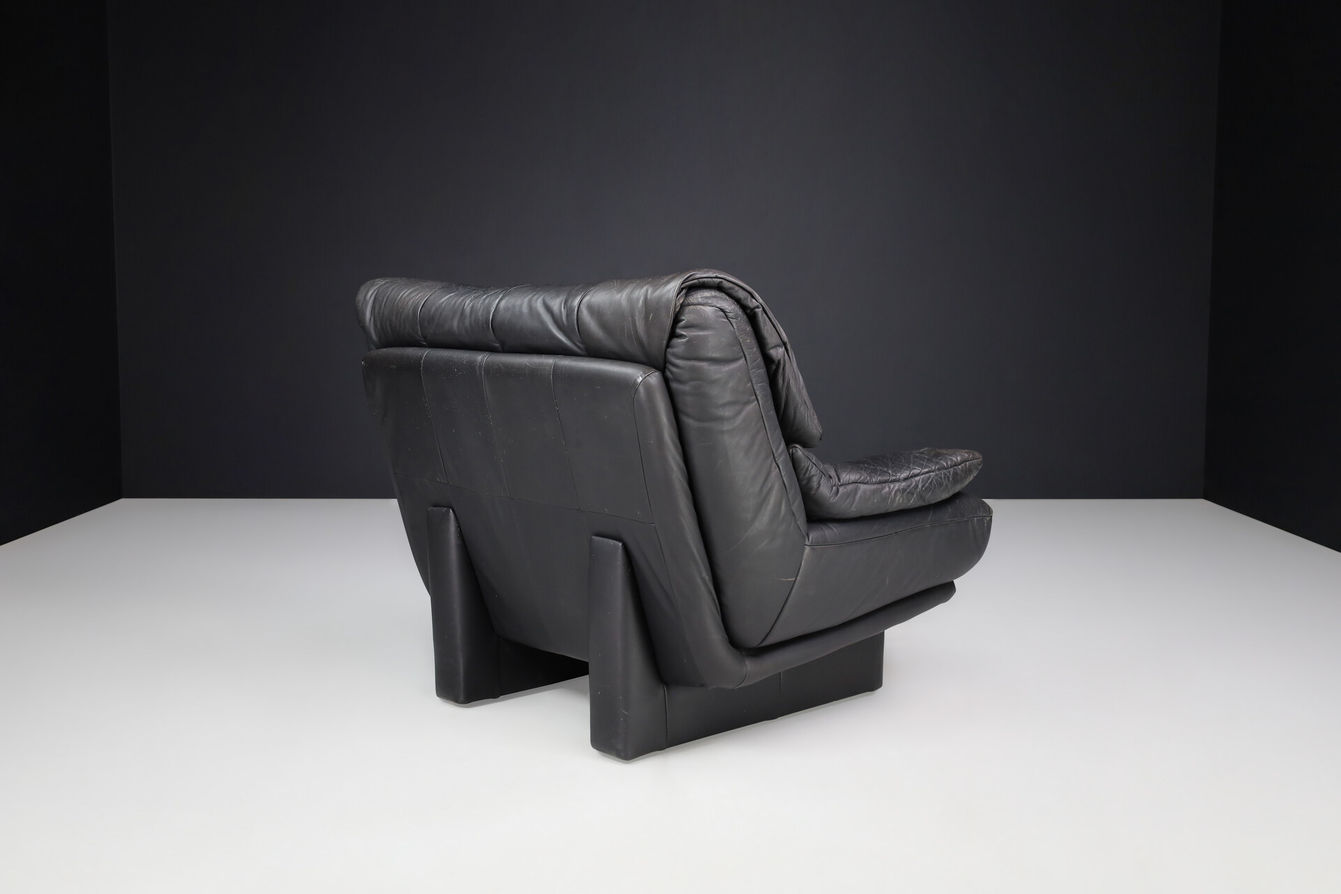 Post modern Nicoletti Salotti  Black Leather Lounge Chairs, Italy 1980s Late-20th century