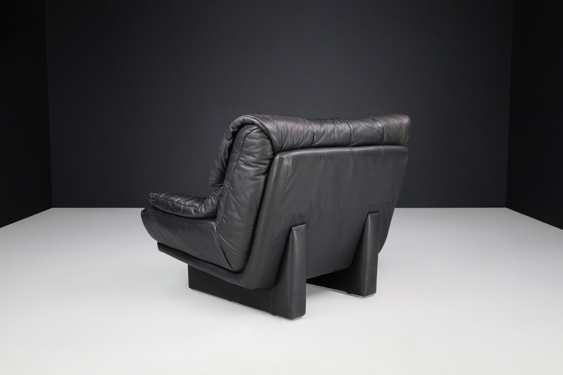 Post modern Nicoletti Salotti  Black Leather Lounge Chairs, Italy 1980s Late-20th century
