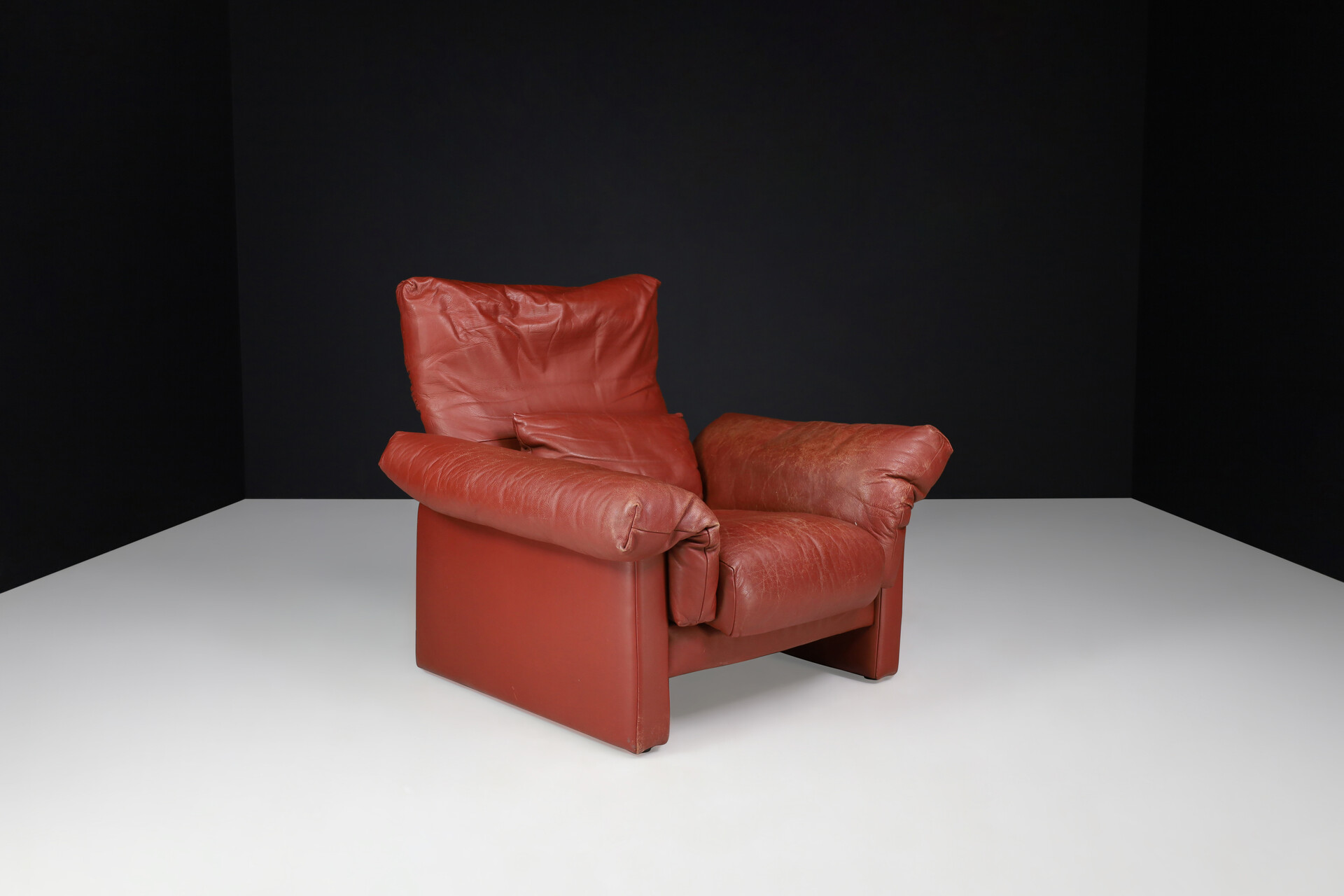 Post modern Patinated leather Lounge Chairs, Italy 1980s Late-20th century