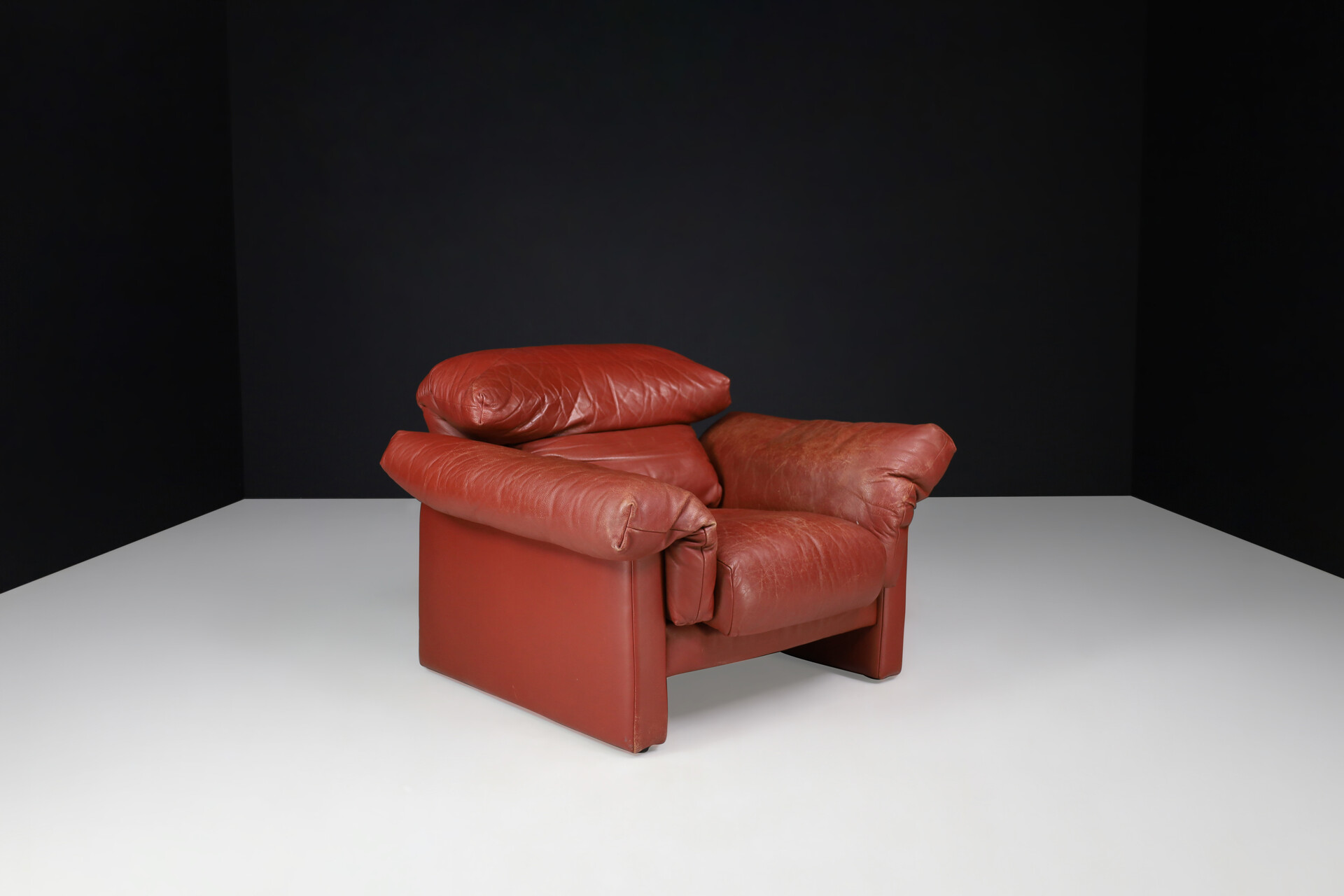 Post modern Patinated leather Lounge Chairs, Italy 1980s Late-20th century