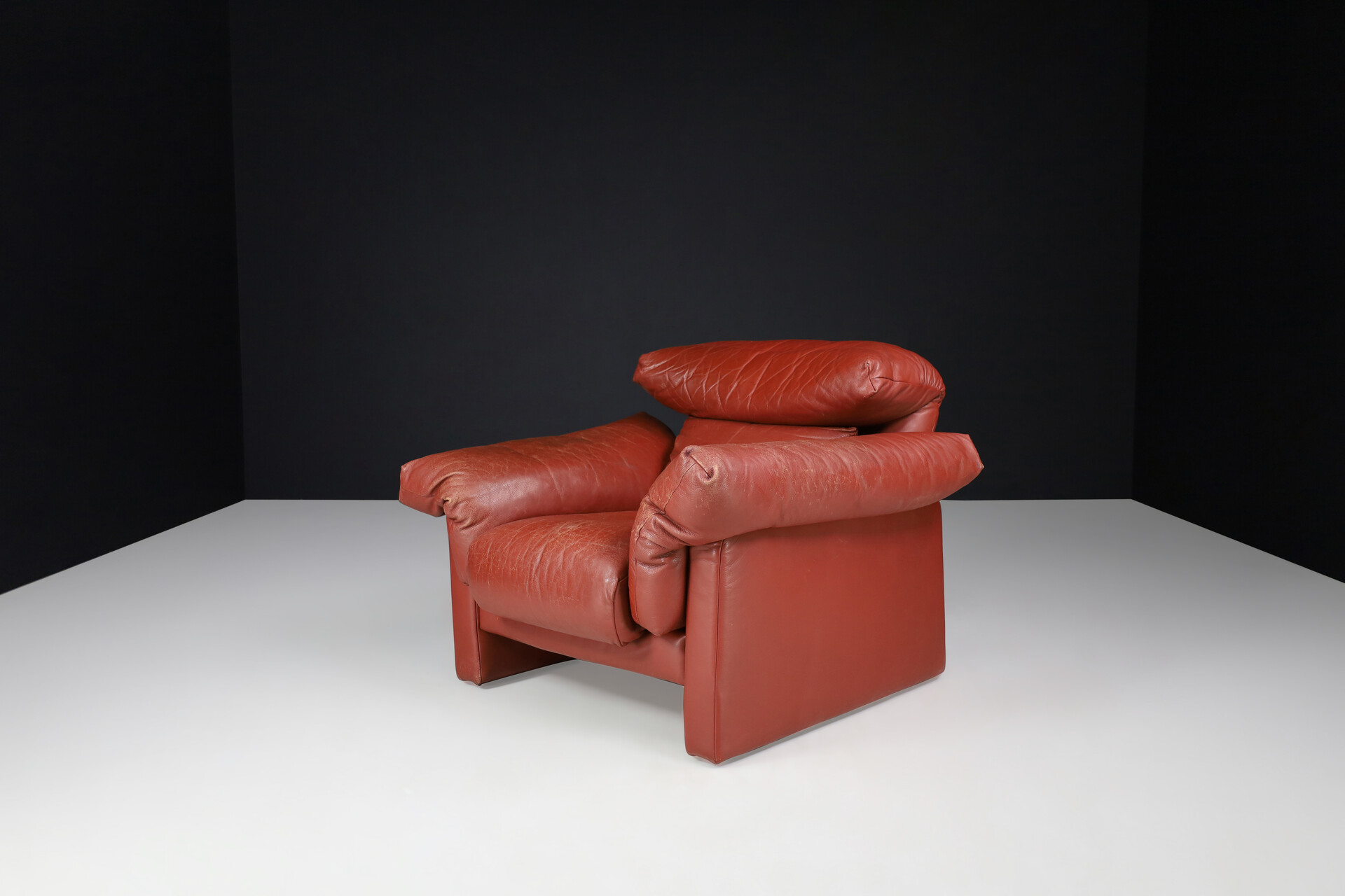 Post modern Patinated leather Lounge Chairs, Italy 1980s Late-20th century