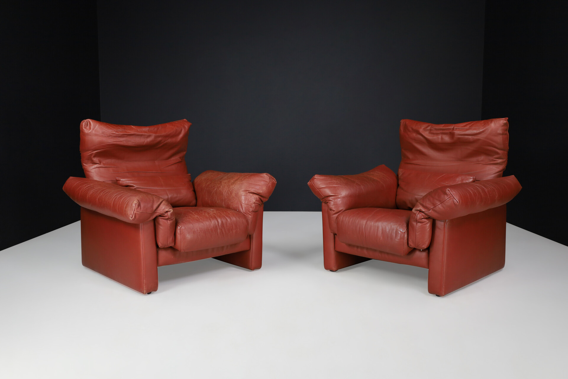 Post modern Patinated leather Lounge Chairs, Italy 1980s Late-20th century
