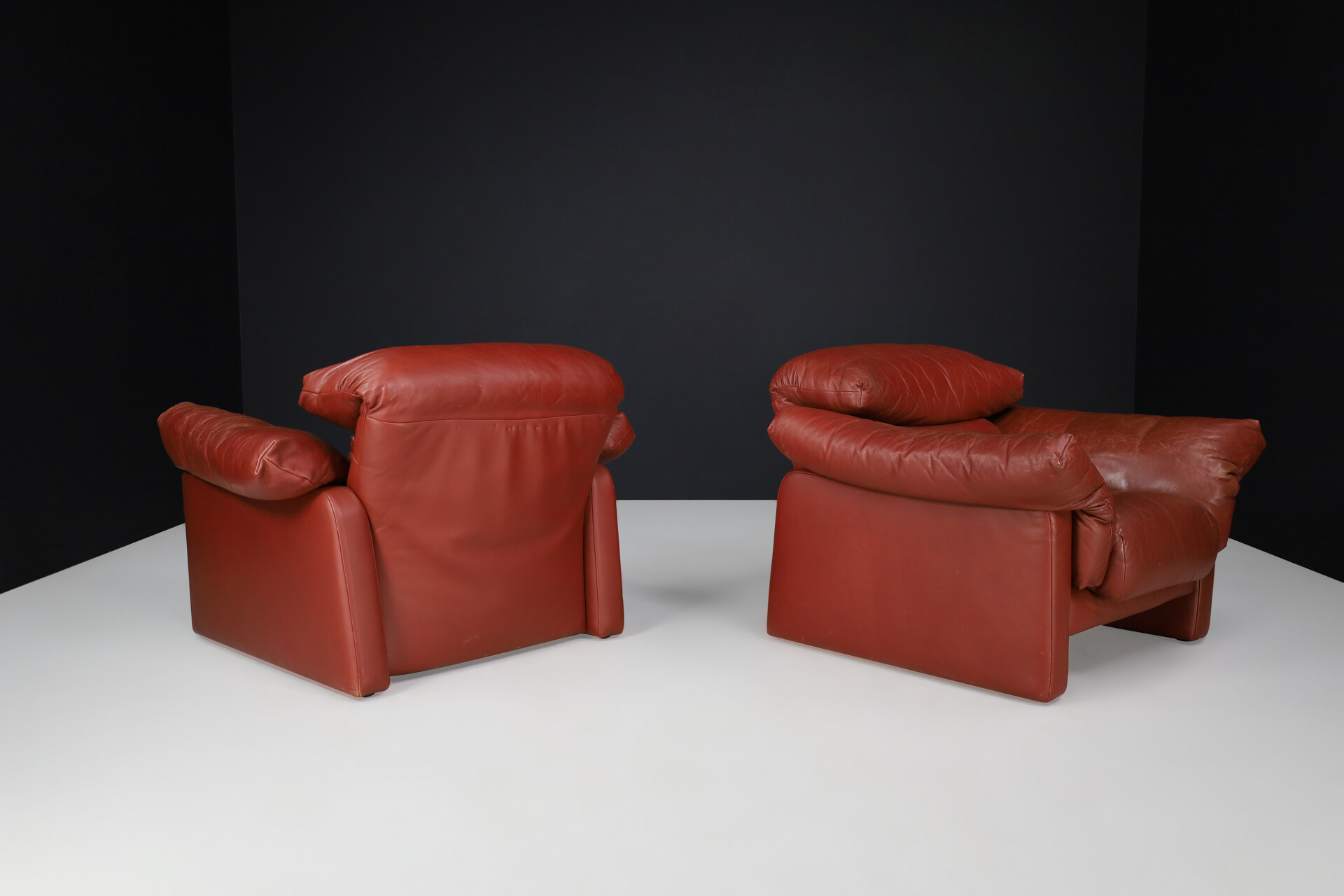 Post modern Patinated leather Lounge Chairs, Italy 1980s Late-20th century