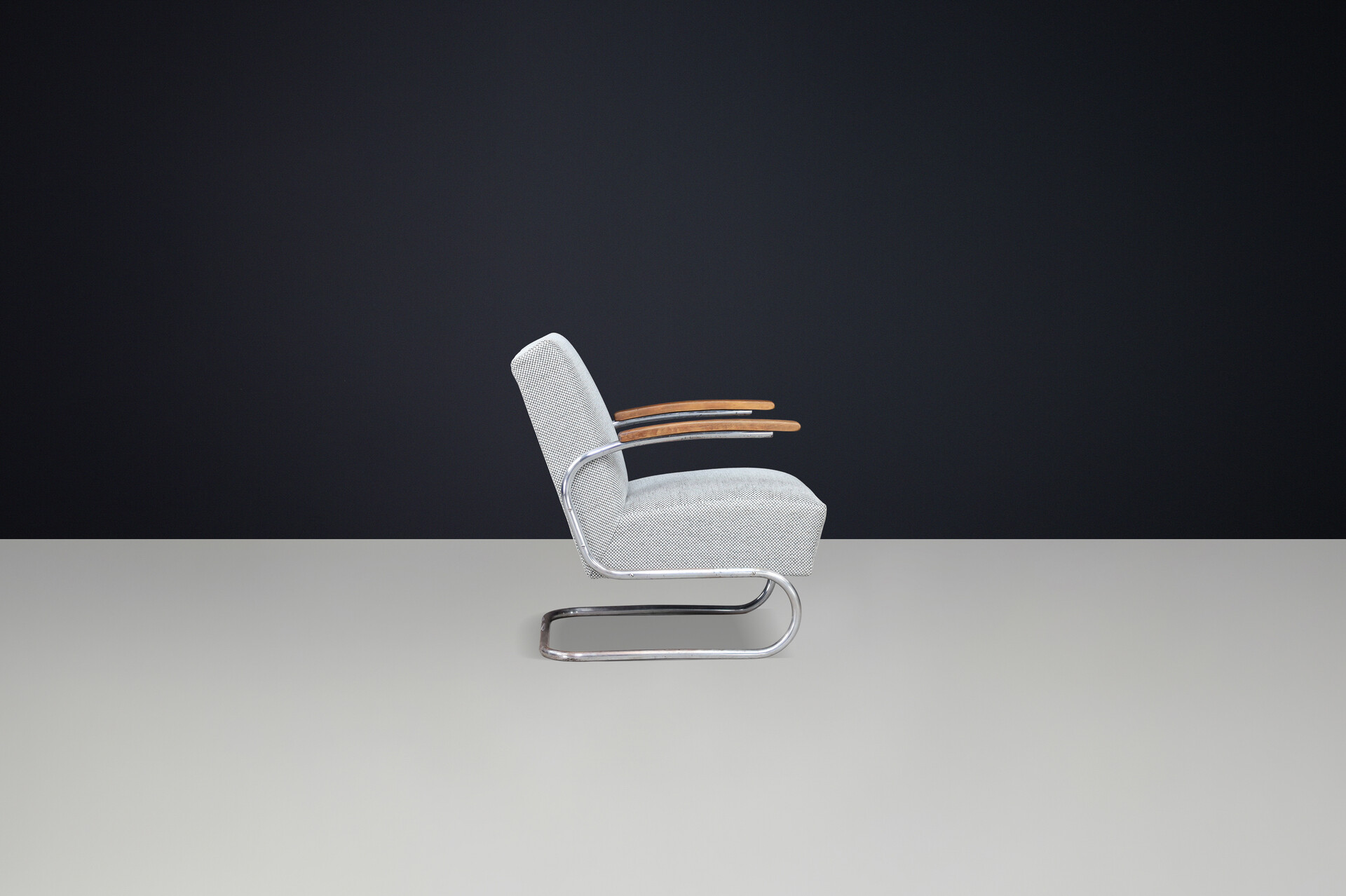 Reupholstered Bauhaus Cantilever Armchair in Tubular Steel, Thonet, 1930s Early-20th century