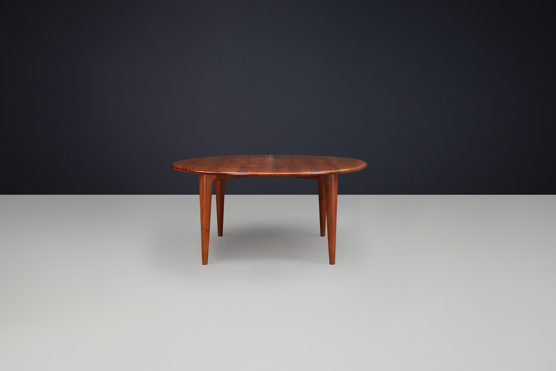 Scandinavian modern A. Mikael Laursen Round Solid Teak Dining Table, Denmark 1960 Mid-20th century