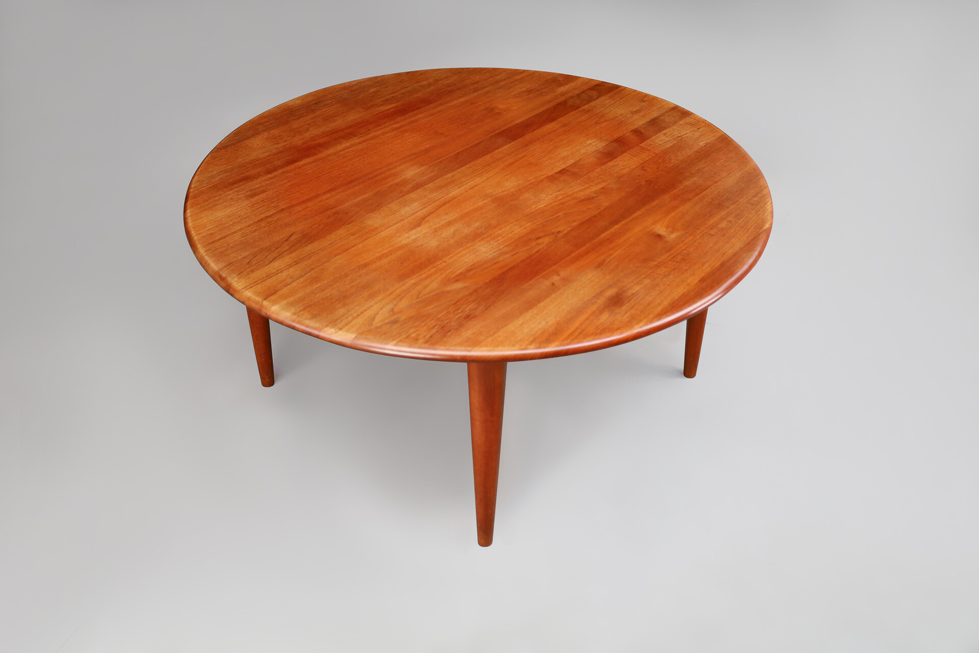 Scandinavian modern A. Mikael Laursen Round Solid Teak Dining Table, Denmark 1960 Mid-20th century