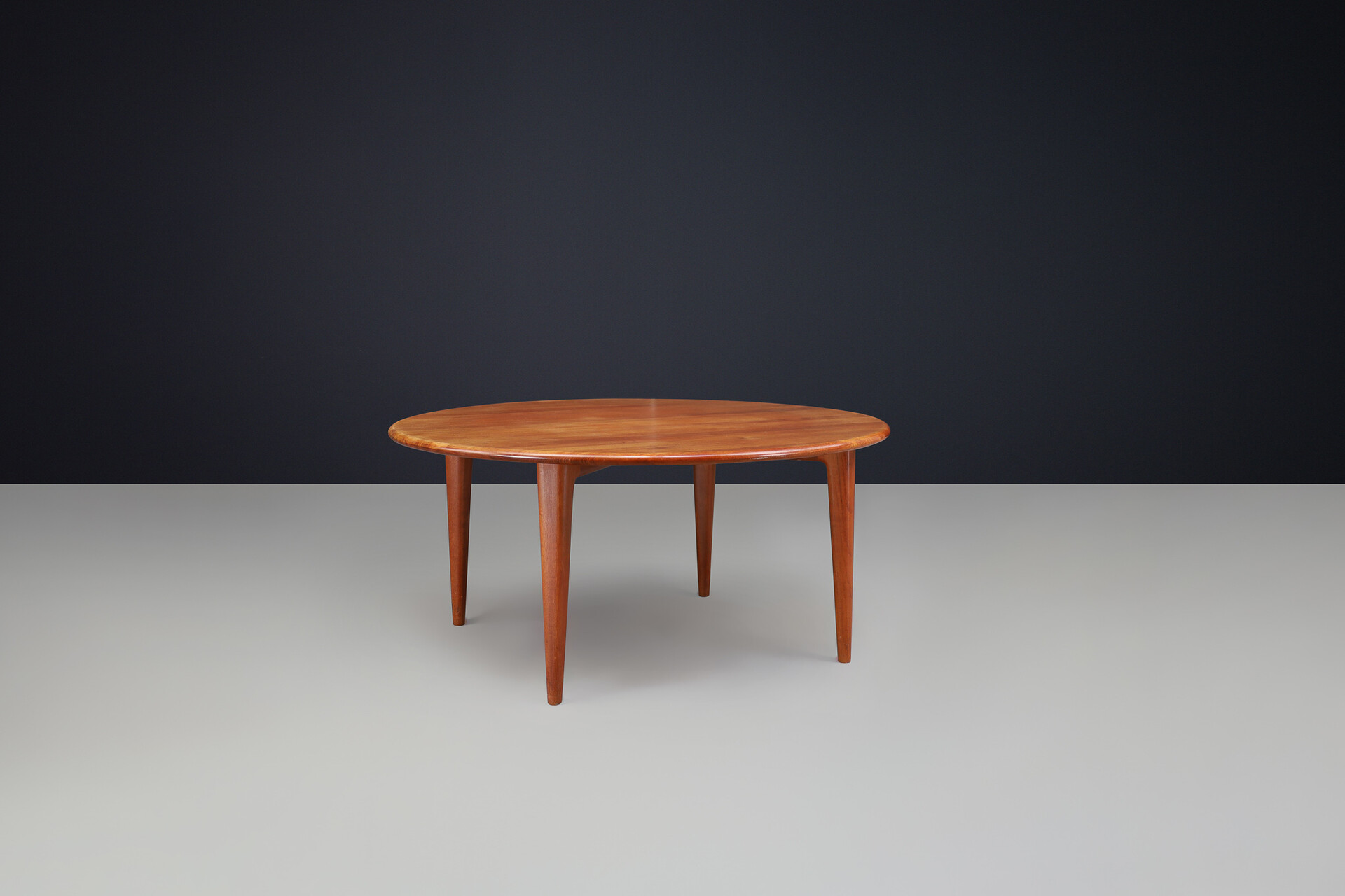 Scandinavian modern A. Mikael Laursen Round Solid Teak Dining Table, Denmark 1960 Mid-20th century