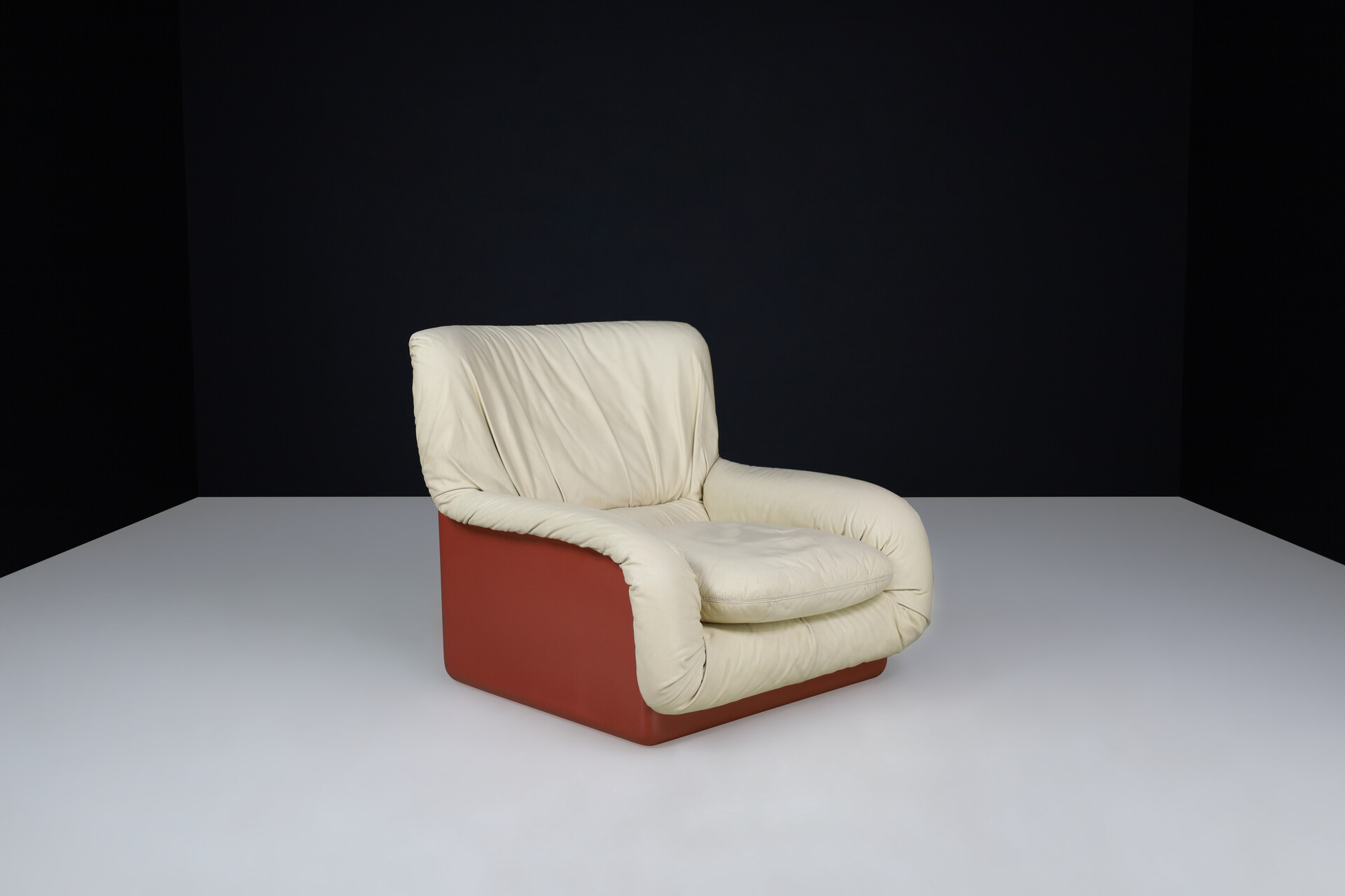 Scandinavian modern Ammannati & Vitelli for Rossi di Albizzate Fiberglas and Leather Lounge Chair Italy 1970s Late-20th century