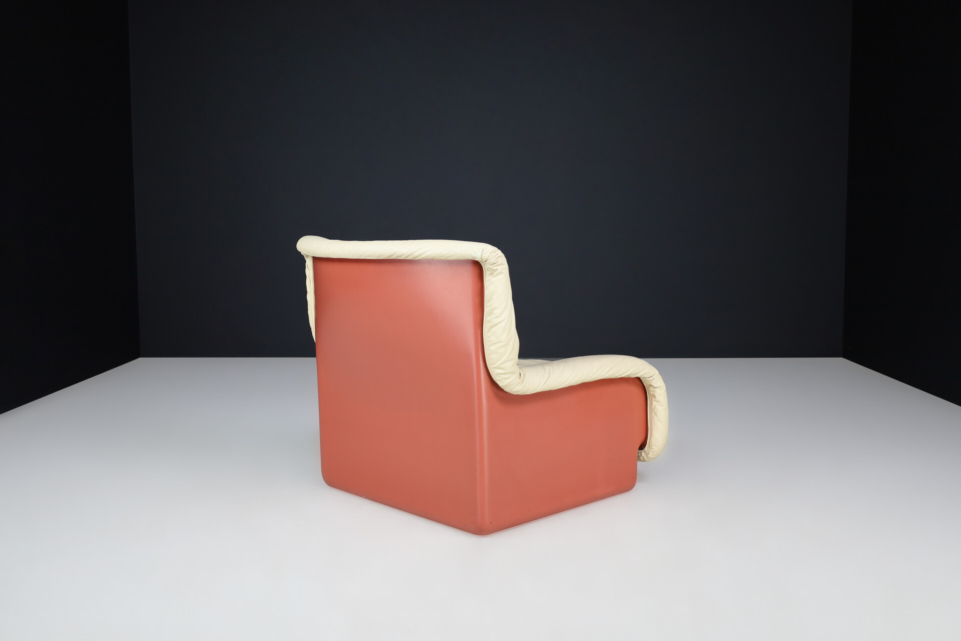 Scandinavian modern Ammannati & Vitelli for Rossi di Albizzate Fiberglas and Leather Lounge Chair Italy 1970s Late-20th century