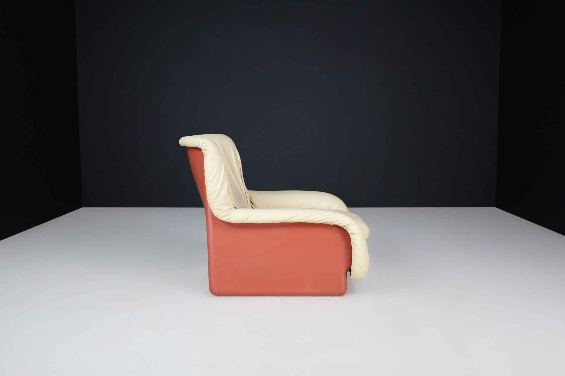 Scandinavian modern Ammannati & Vitelli for Rossi di Albizzate Fiberglas and Leather Lounge Chair Italy 1970s Late-20th century