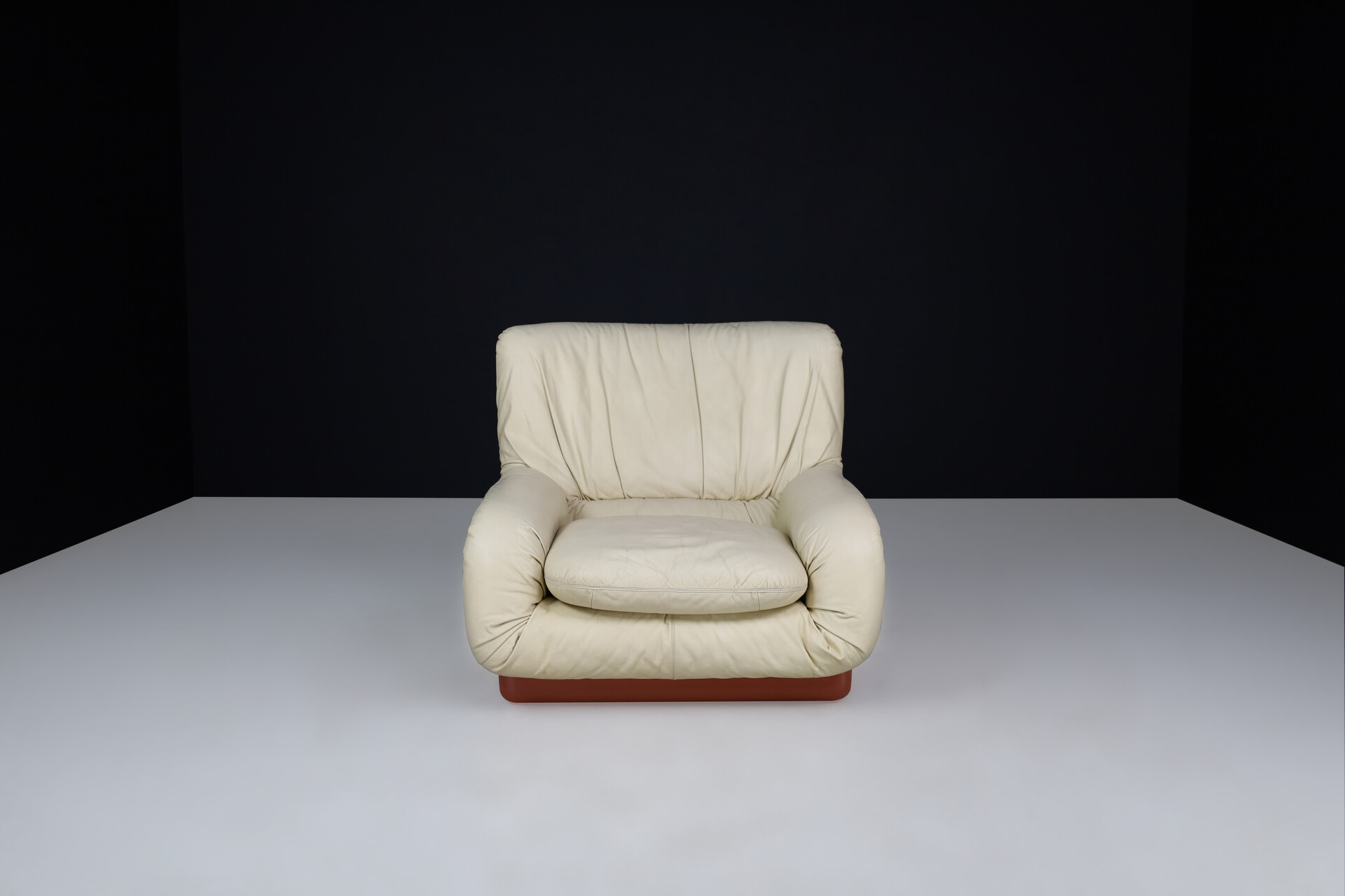 Scandinavian modern Ammannati & Vitelli for Rossi di Albizzate Fiberglas and Leather Lounge Chair Italy 1970s Late-20th century