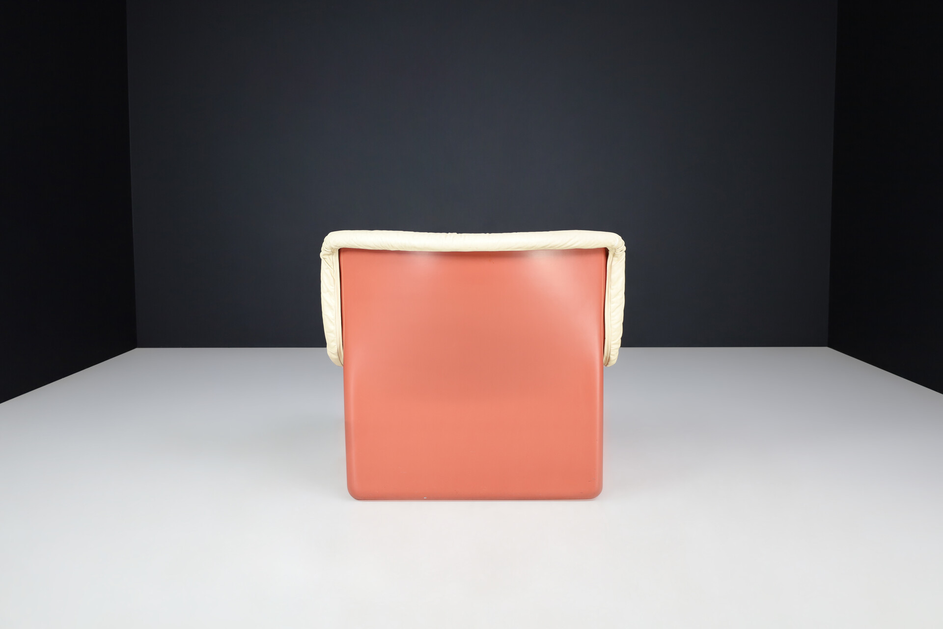 Scandinavian modern Ammannati & Vitelli for Rossi di Albizzate Fiberglas and Leather Lounge Chair Italy 1970s Late-20th century