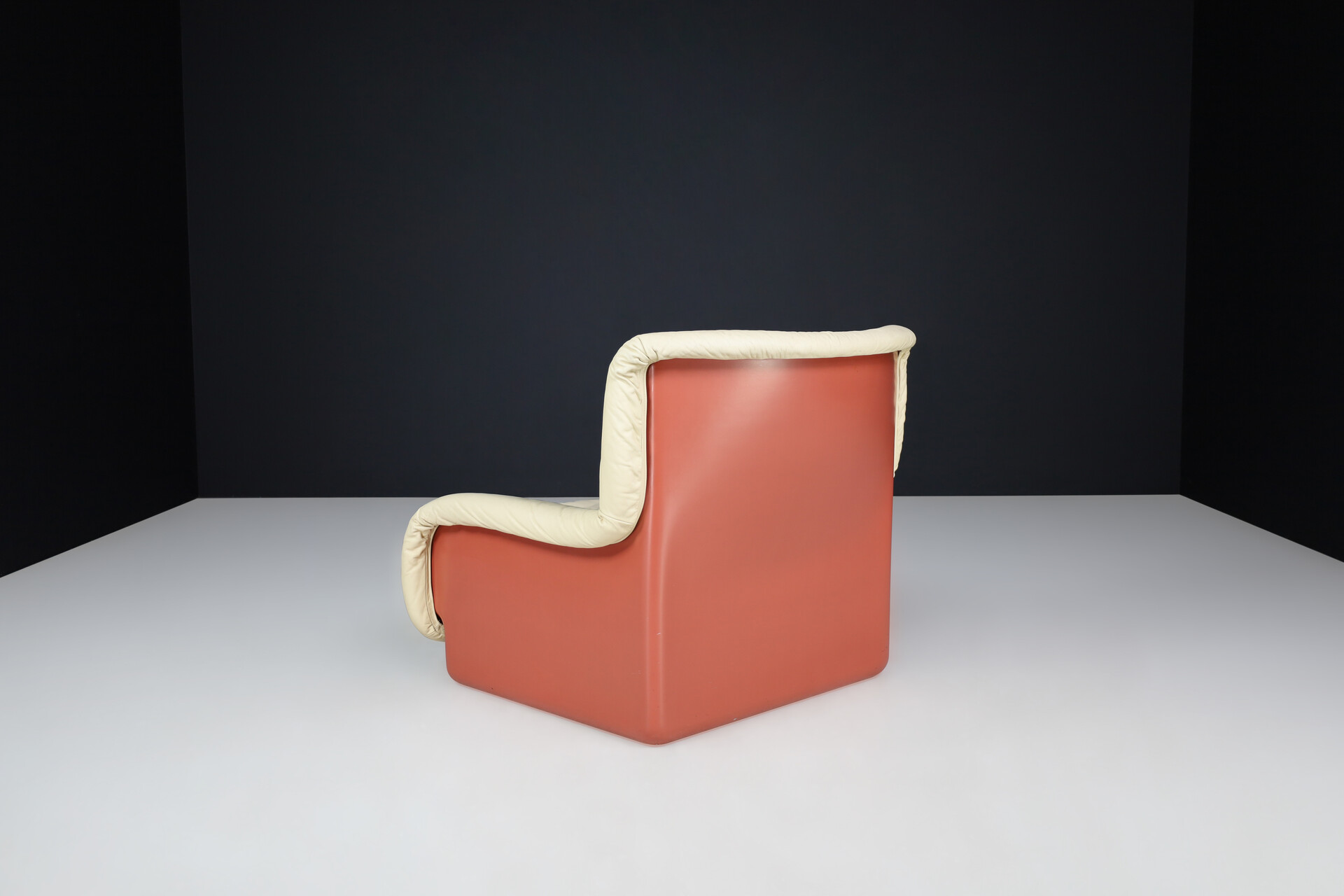 Scandinavian modern Ammannati & Vitelli for Rossi di Albizzate Fiberglas and Leather Lounge Chair Italy 1970s Late-20th century