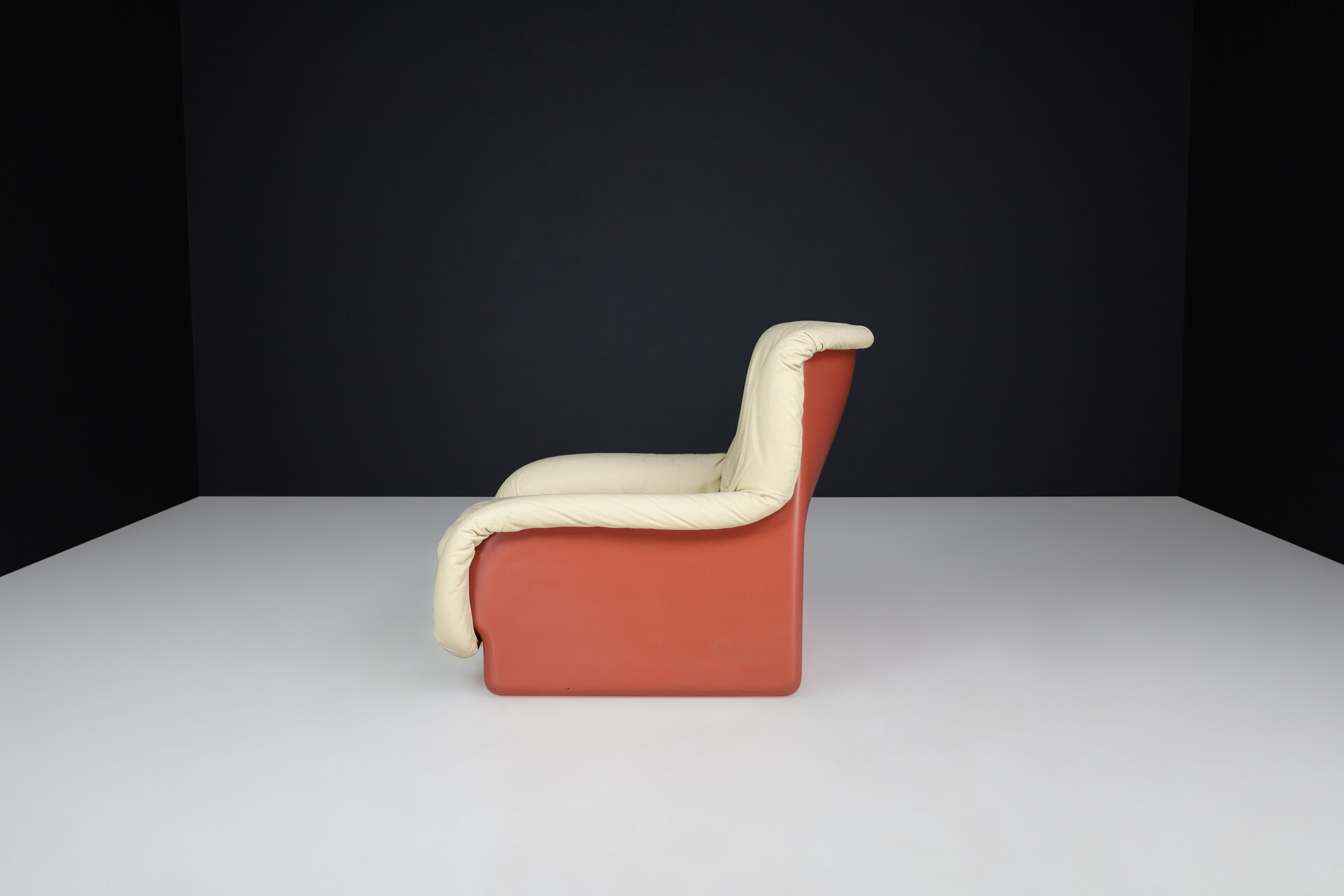Scandinavian modern Ammannati & Vitelli for Rossi di Albizzate Fiberglas and Leather Lounge Chair Italy 1970s Late-20th century