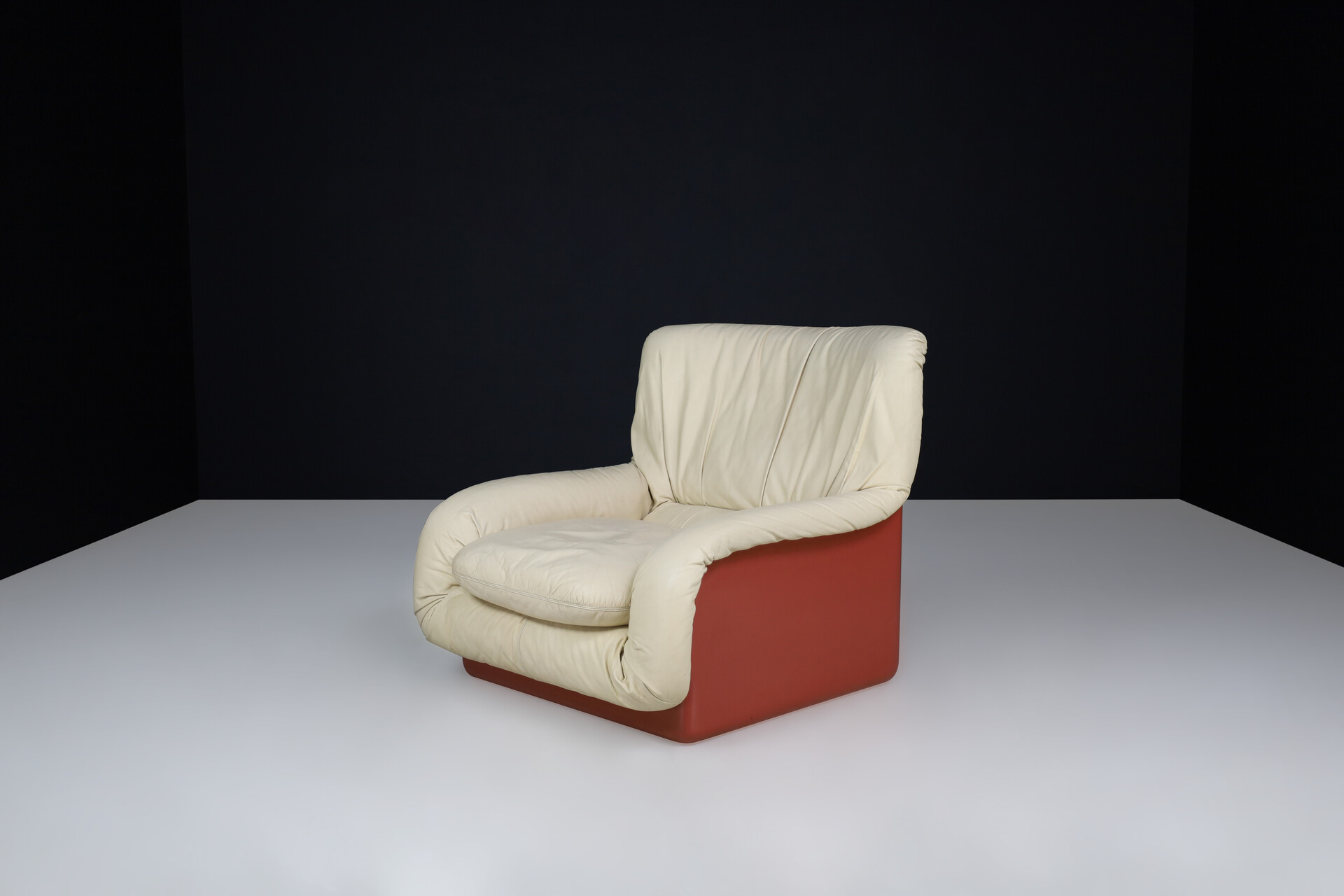 Scandinavian modern Ammannati & Vitelli for Rossi di Albizzate Fiberglas and Leather Lounge Chair Italy 1970s Late-20th century