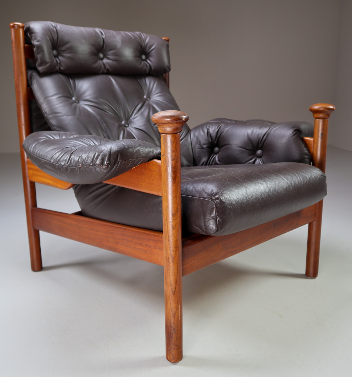 Scandinavian Modern Armchair in Leather and rosewood 1960s Mid-20th century