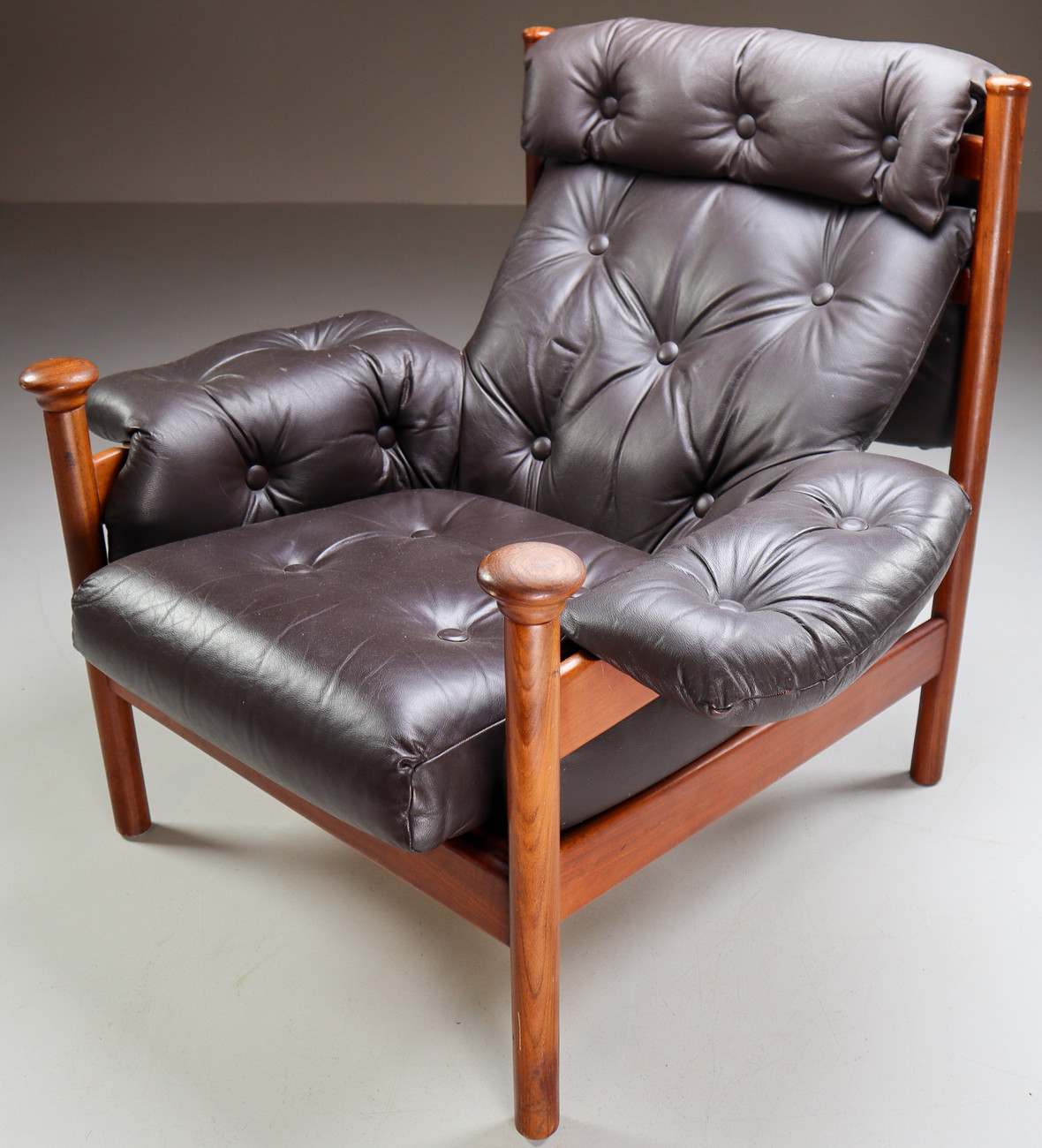 Scandinavian Modern Armchair in Leather and rosewood 1960s Mid-20th century