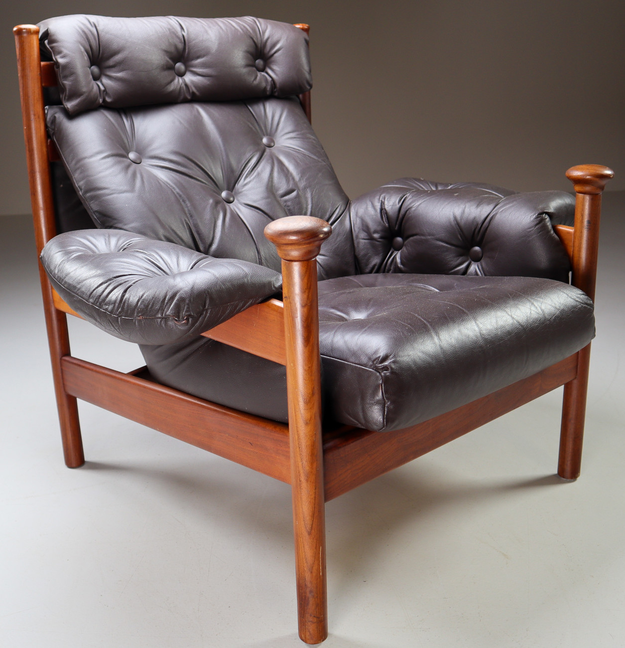 Scandinavian Modern Armchair in Leather and rosewood 1960s Mid-20th century
