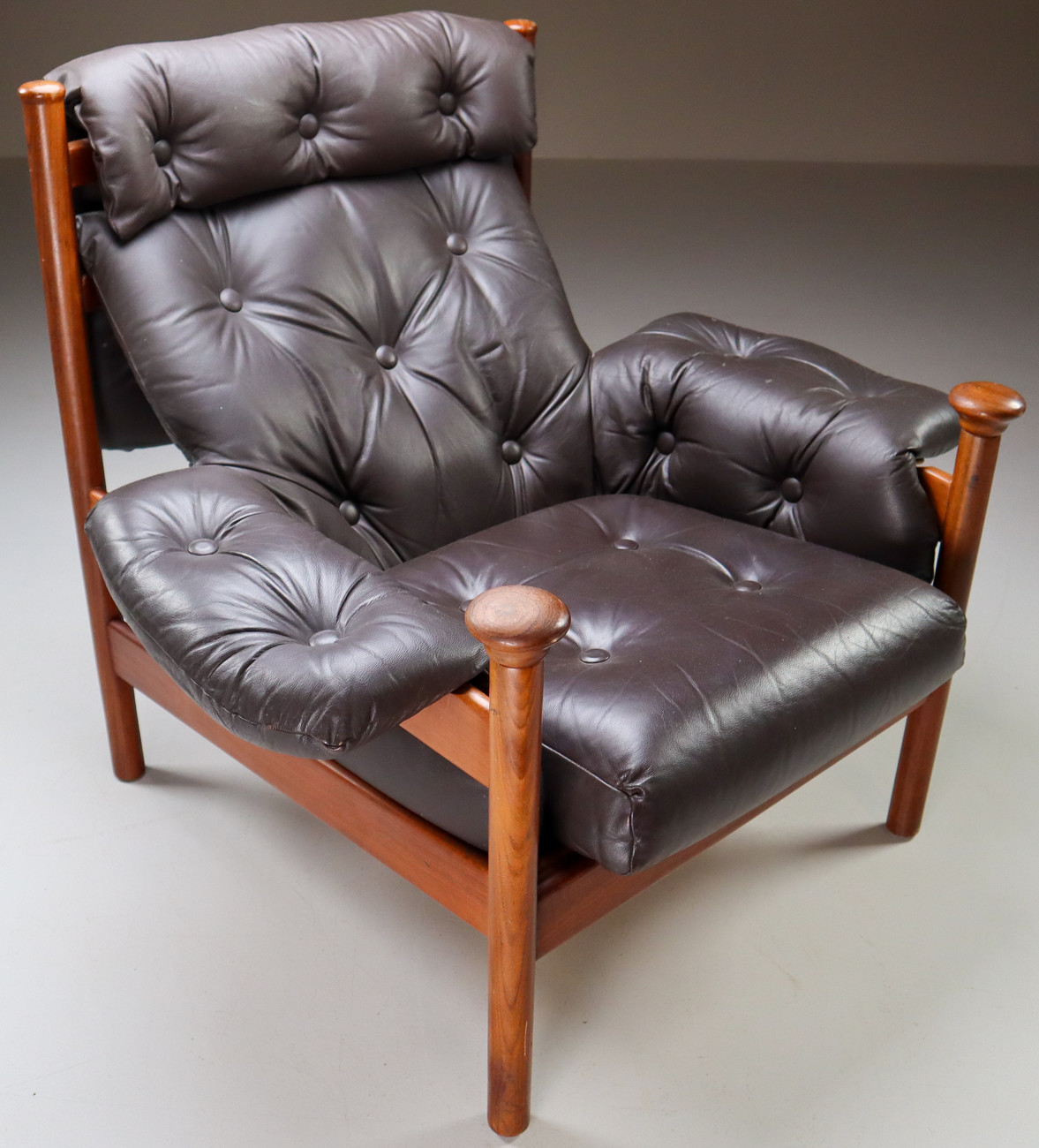 Scandinavian Modern Armchair in Leather and rosewood 1960s Mid-20th century