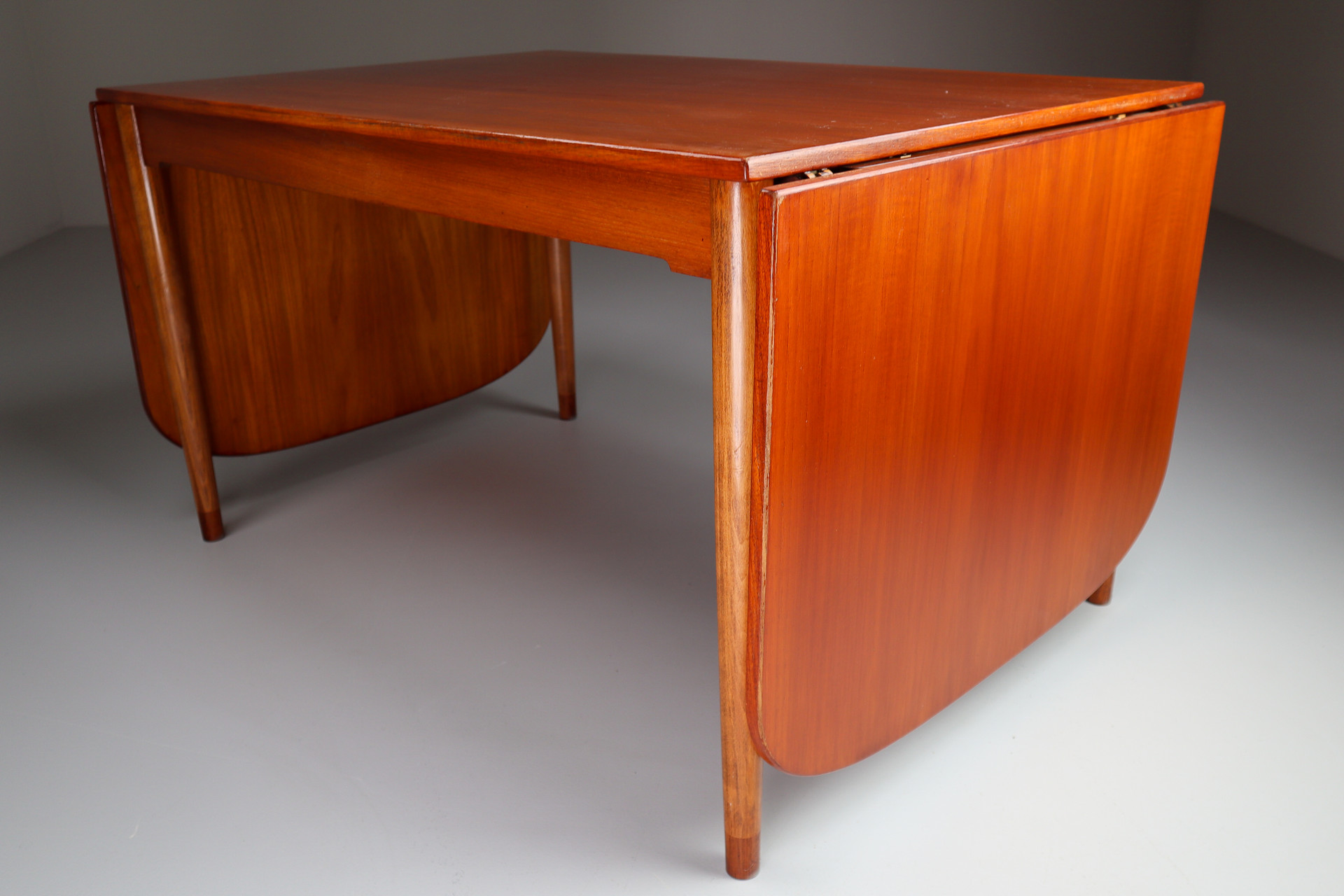 Scandinavian modern Hans Wegner Beautiful Rare Drop Leaf Dining Table Denmark 1970s Wholesale export The nertherlands Mid-20th century