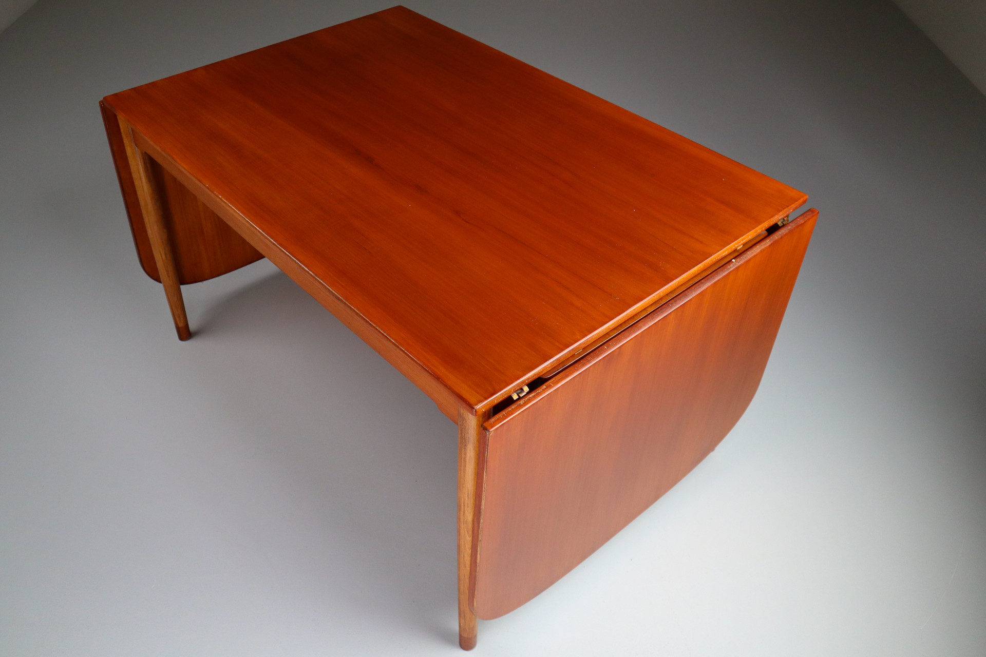 Scandinavian modern Hans Wegner Beautiful Rare Drop Leaf Dining Table Denmark 1970s Wholesale export The nertherlands Mid-20th century