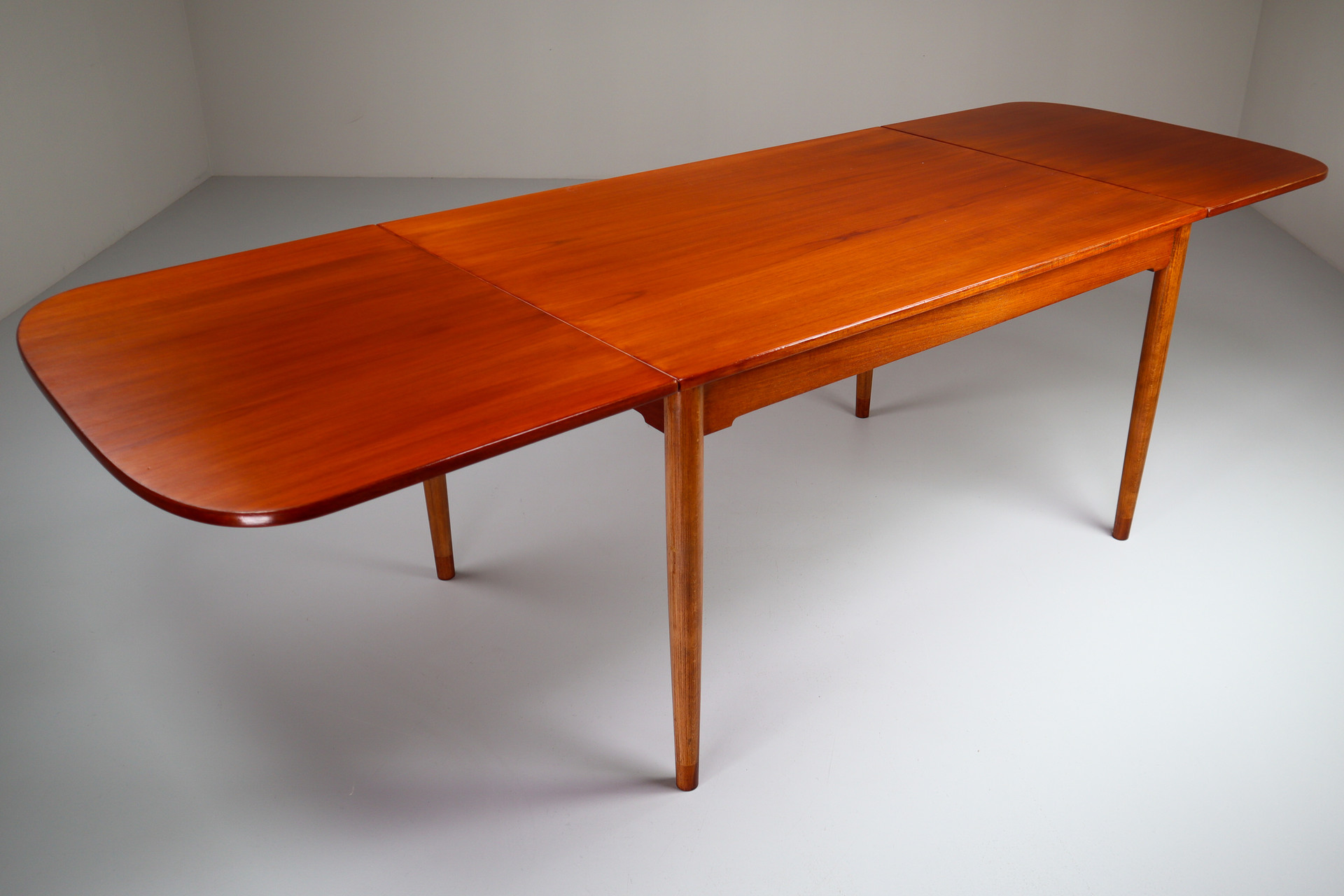 Scandinavian modern Hans Wegner Beautiful Rare Drop Leaf Dining Table Denmark 1970s Wholesale export The nertherlands Mid-20th century