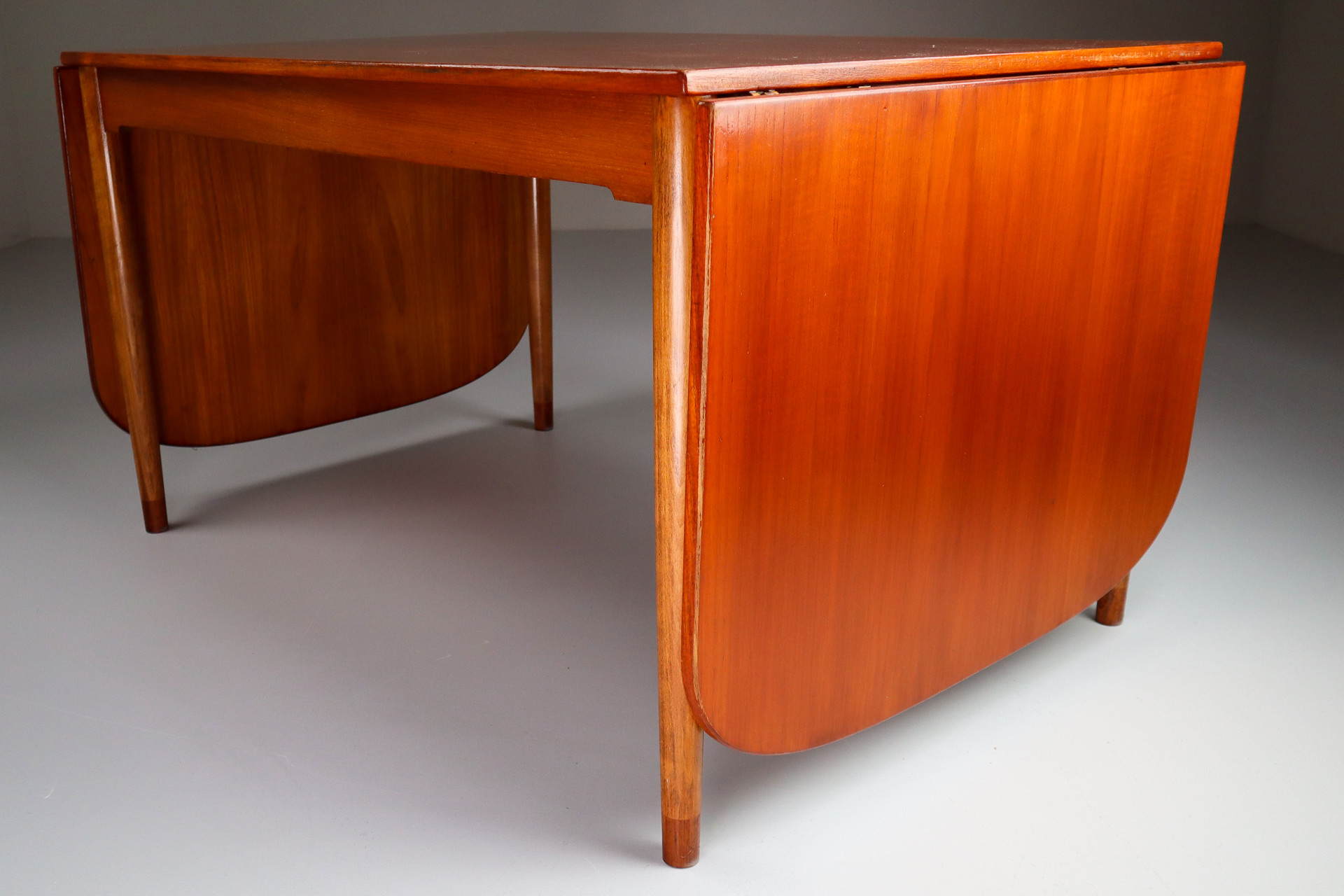 Scandinavian modern Hans Wegner Beautiful Rare Drop Leaf Dining Table Denmark 1970s Wholesale export The nertherlands Mid-20th century