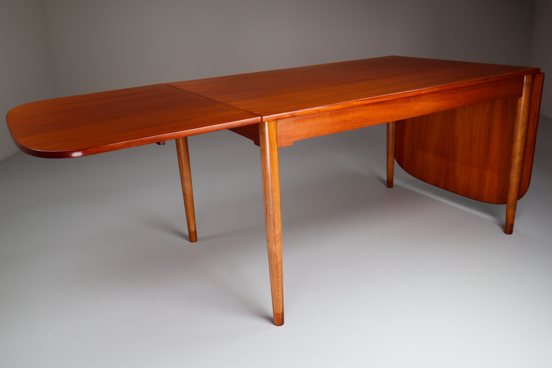 Scandinavian modern Hans Wegner Beautiful Rare Drop Leaf Dining Table Denmark 1970s Wholesale export The nertherlands Mid-20th century