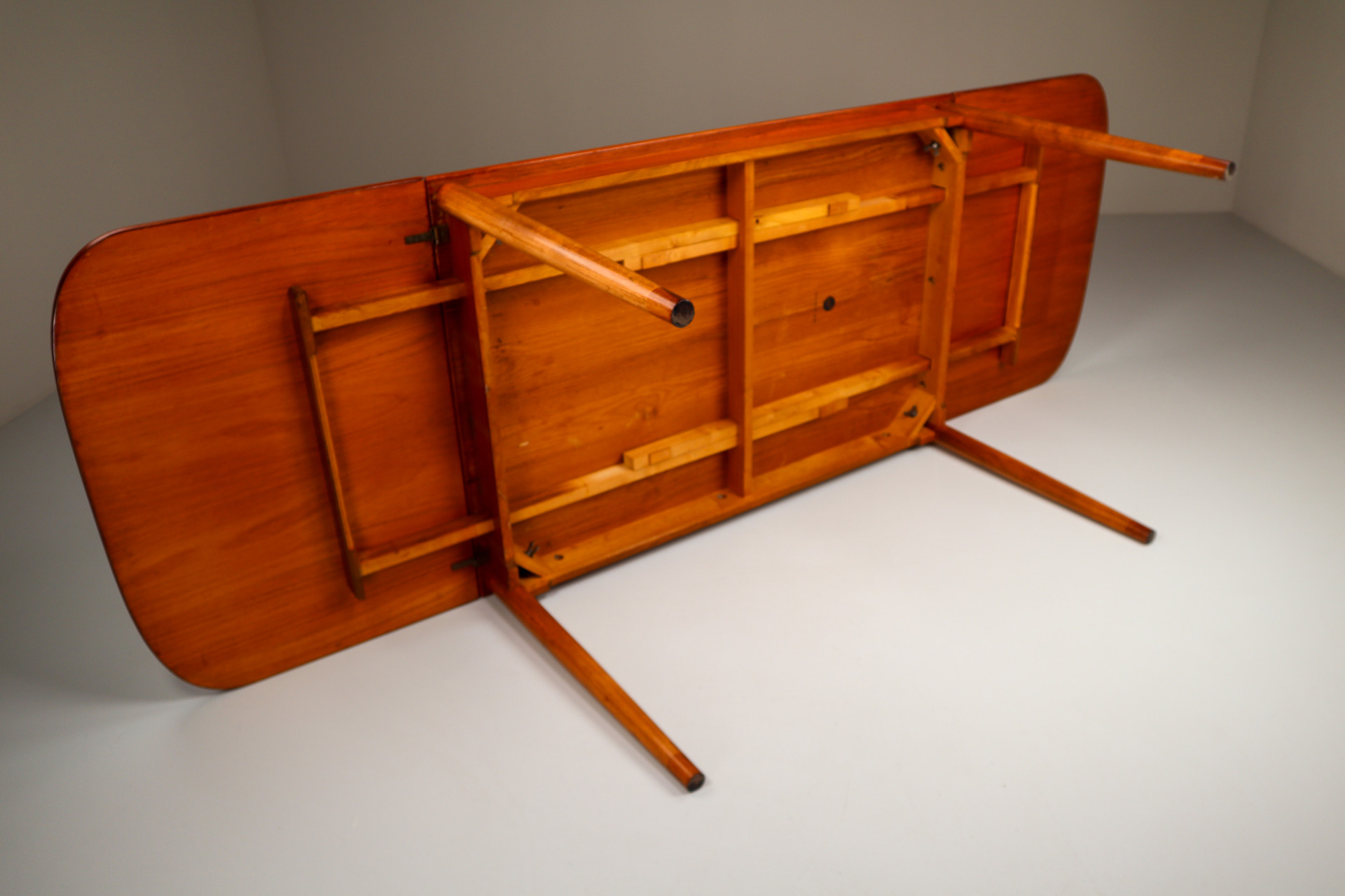 Scandinavian modern Hans Wegner Beautiful Rare Drop Leaf Dining Table Denmark 1970s Wholesale export The nertherlands Mid-20th century