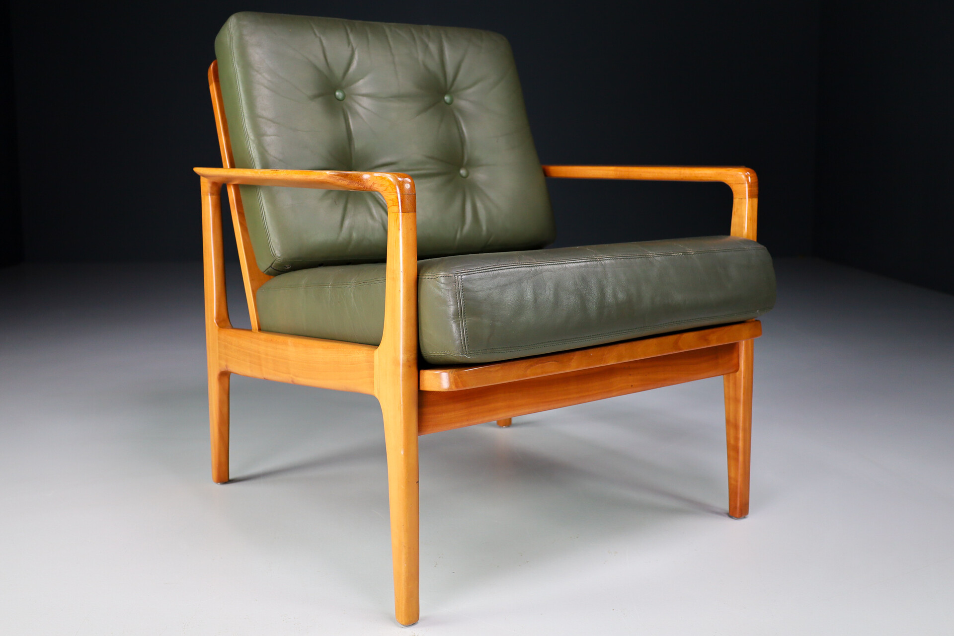 Scandinavian modern Midcentury Danish Lounge Chairs by Arne Wahl Iversen in Green Leather, 1960s Mid-20th century