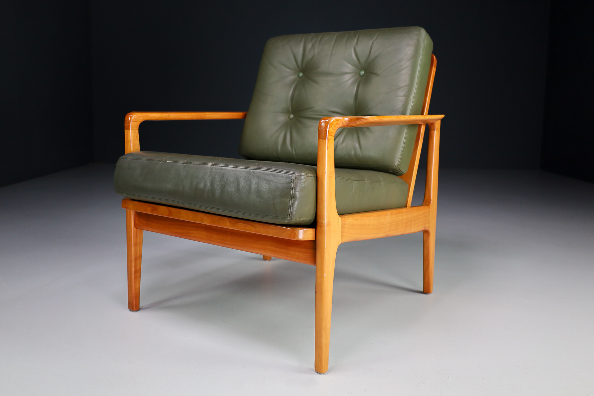 Scandinavian modern Midcentury Danish Lounge Chairs by Arne Wahl Iversen in Green Leather, 1960s Mid-20th century