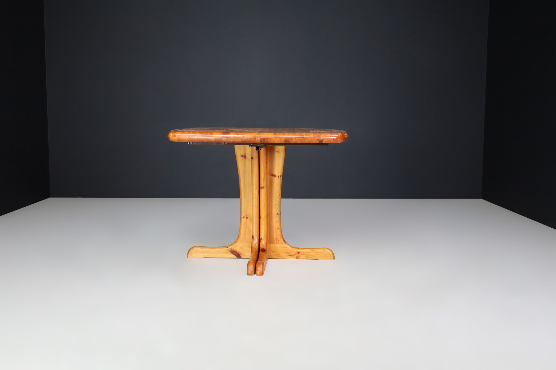Scandinavian modern Pine extendable dining room table, Denmark 1970s Late-20th century
