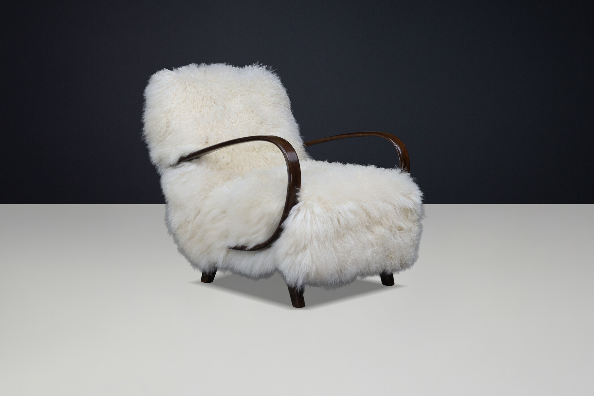 Sculptural Art Deco lounge chair by Jindřich Halabala, in luxurious off-white Tibetan sheepskin CZ 1940 Mid-20th century