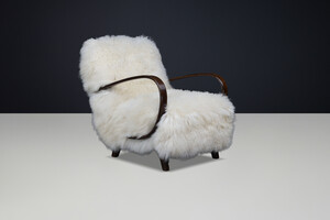 Sculptural Art Deco lounge chair by Jindřich Halabala, in luxurious off-white Tibetan sheepskin CZ 1940 Mid-20th century