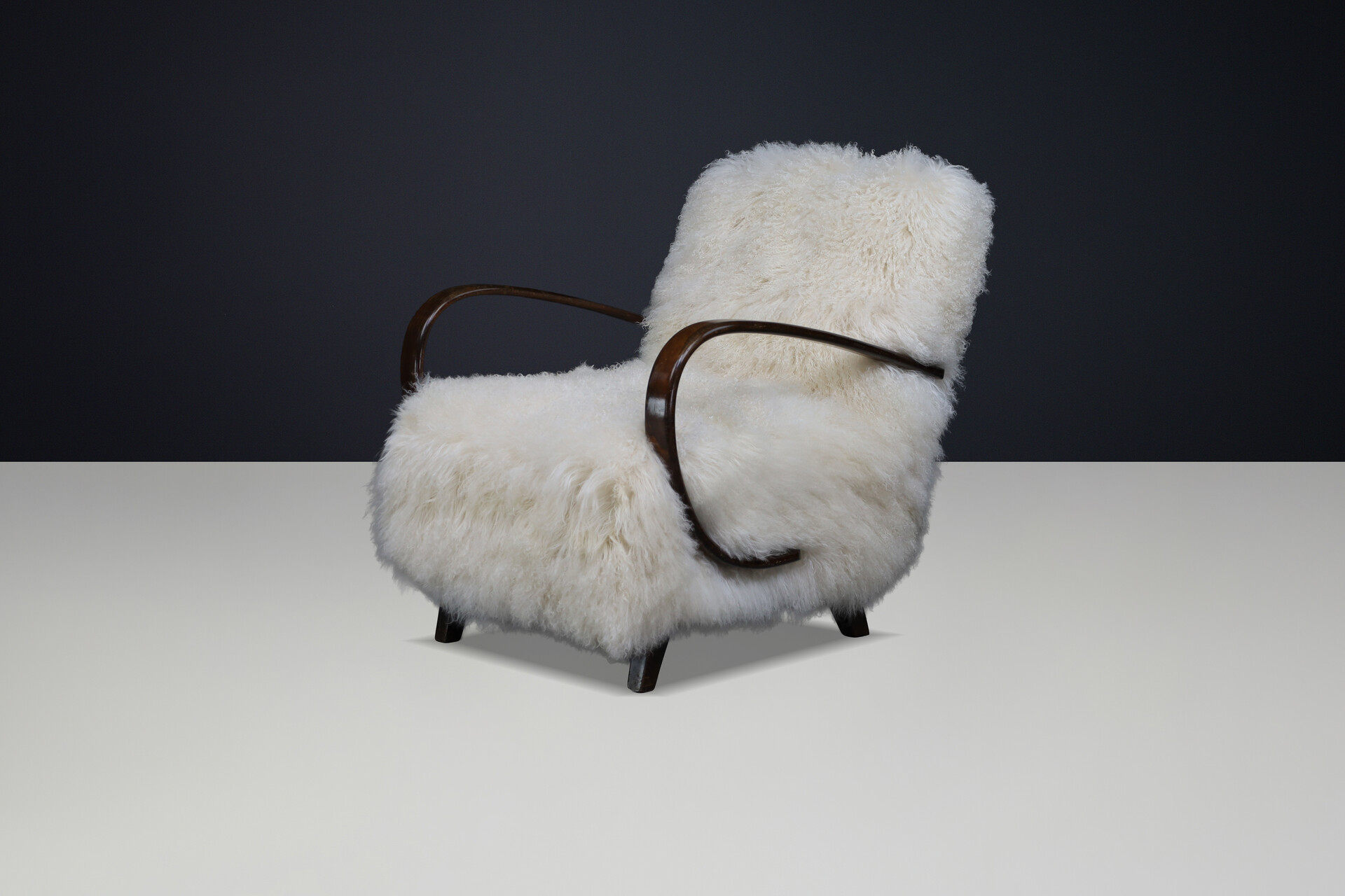 Sculptural Art Deco lounge chair by Jindřich Halabala, in luxurious off-white Tibetan sheepskin CZ 1940 Mid-20th century