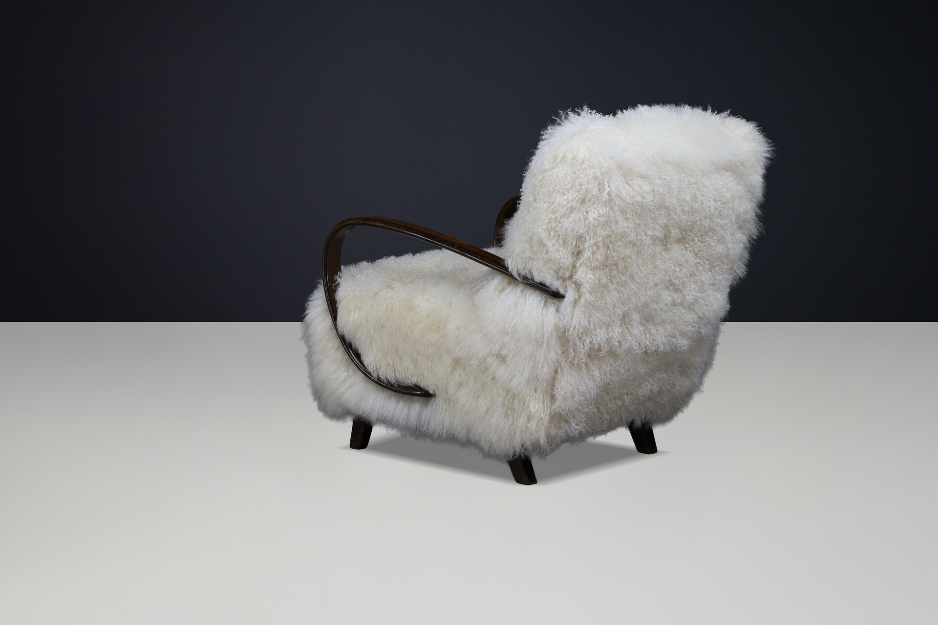 Sculptural Art Deco lounge chair by Jindřich Halabala, in luxurious off-white Tibetan sheepskin CZ 1940 Mid-20th century
