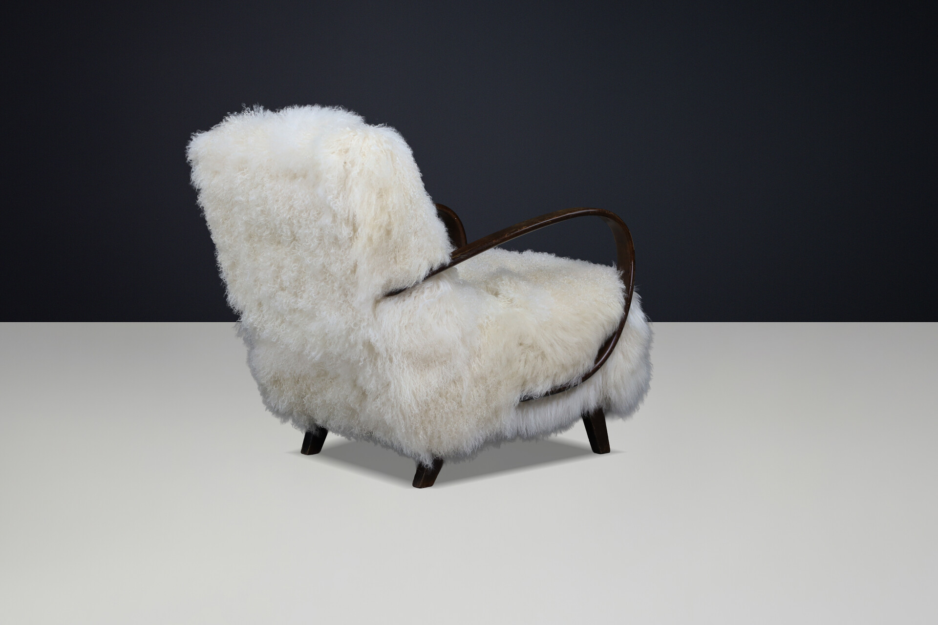 Sculptural Art Deco lounge chair by Jindřich Halabala, in luxurious off-white Tibetan sheepskin CZ 1940 Mid-20th century