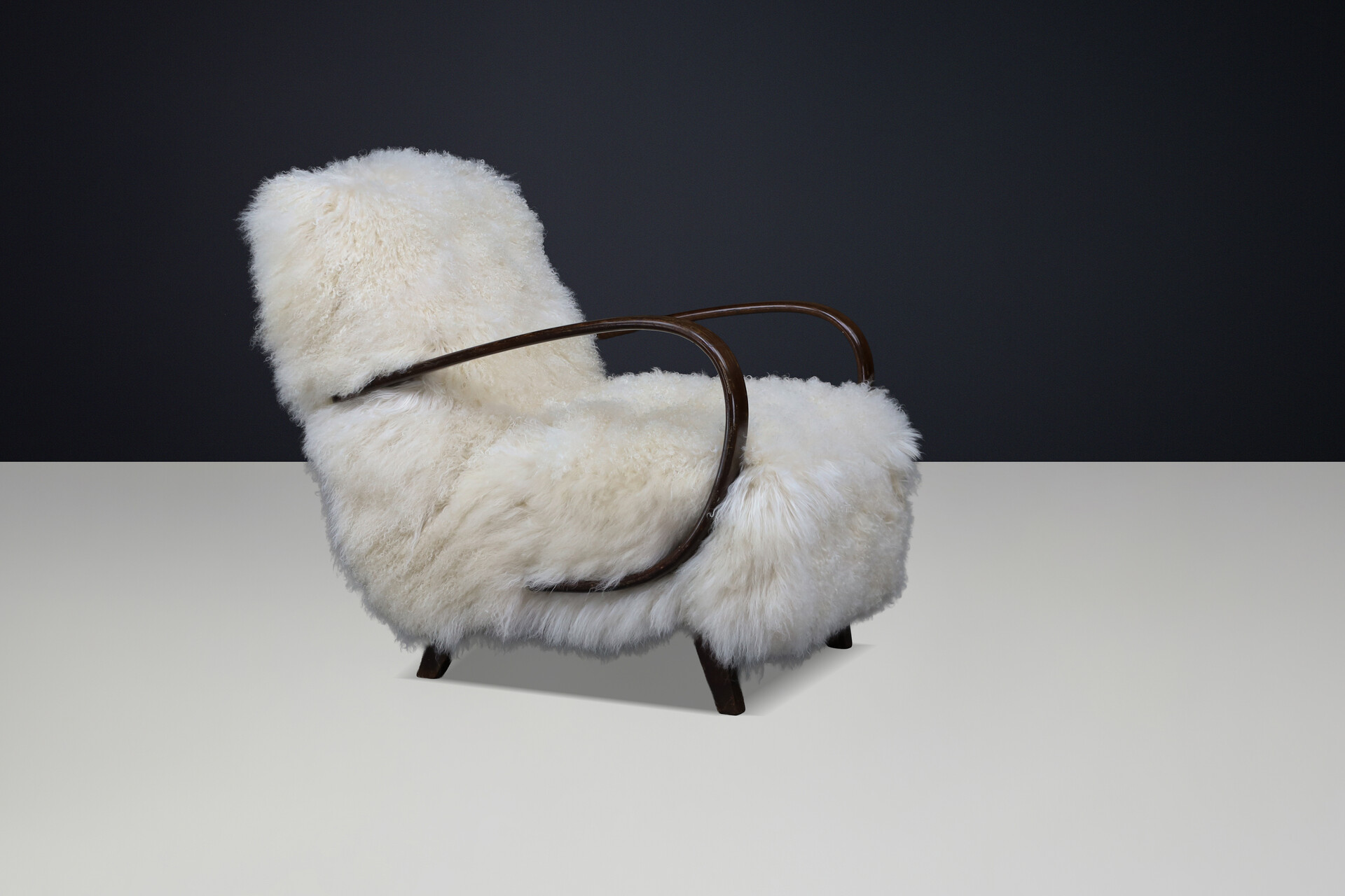Sculptural Art Deco lounge chair by Jindřich Halabala, in luxurious off-white Tibetan sheepskin CZ 1940 Mid-20th century