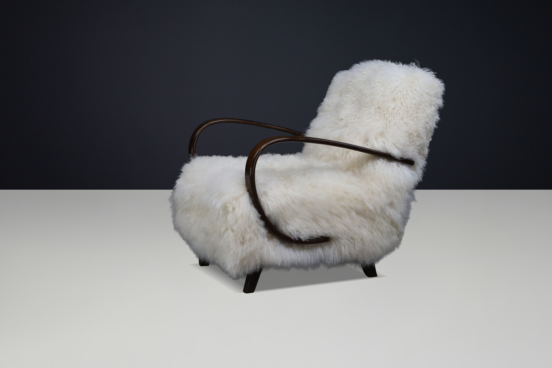 Sculptural Art Deco lounge chair by Jindřich Halabala, in luxurious off-white Tibetan sheepskin CZ 1940 Mid-20th century