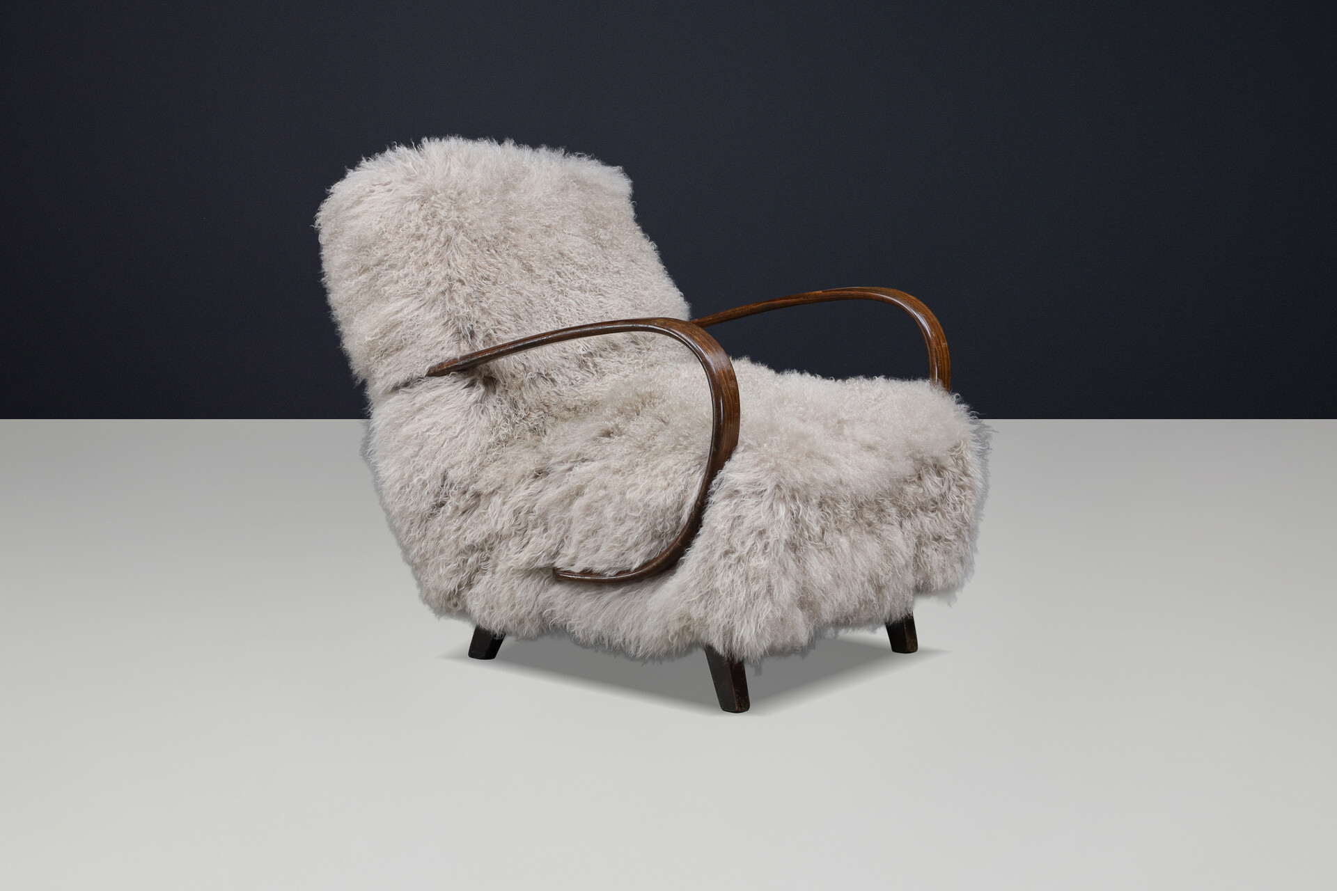 Sculptural Art Deco lounge chair by Jindřich Halabala, in luxurious Tibetan sheepskin CZ 1940 Mid-20th century