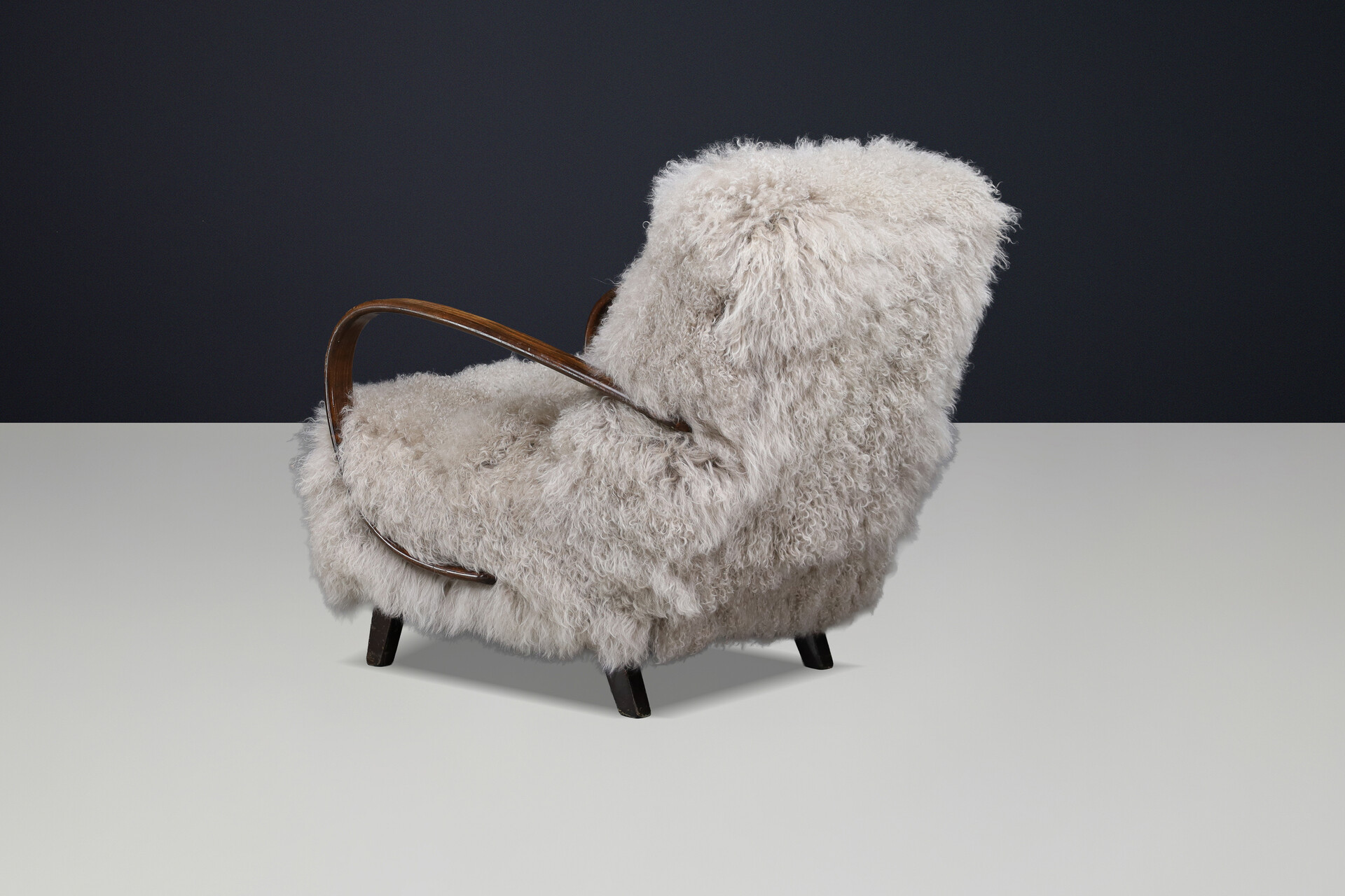 Sculptural Art Deco lounge chair by Jindřich Halabala, in luxurious Tibetan sheepskin CZ 1940 Mid-20th century