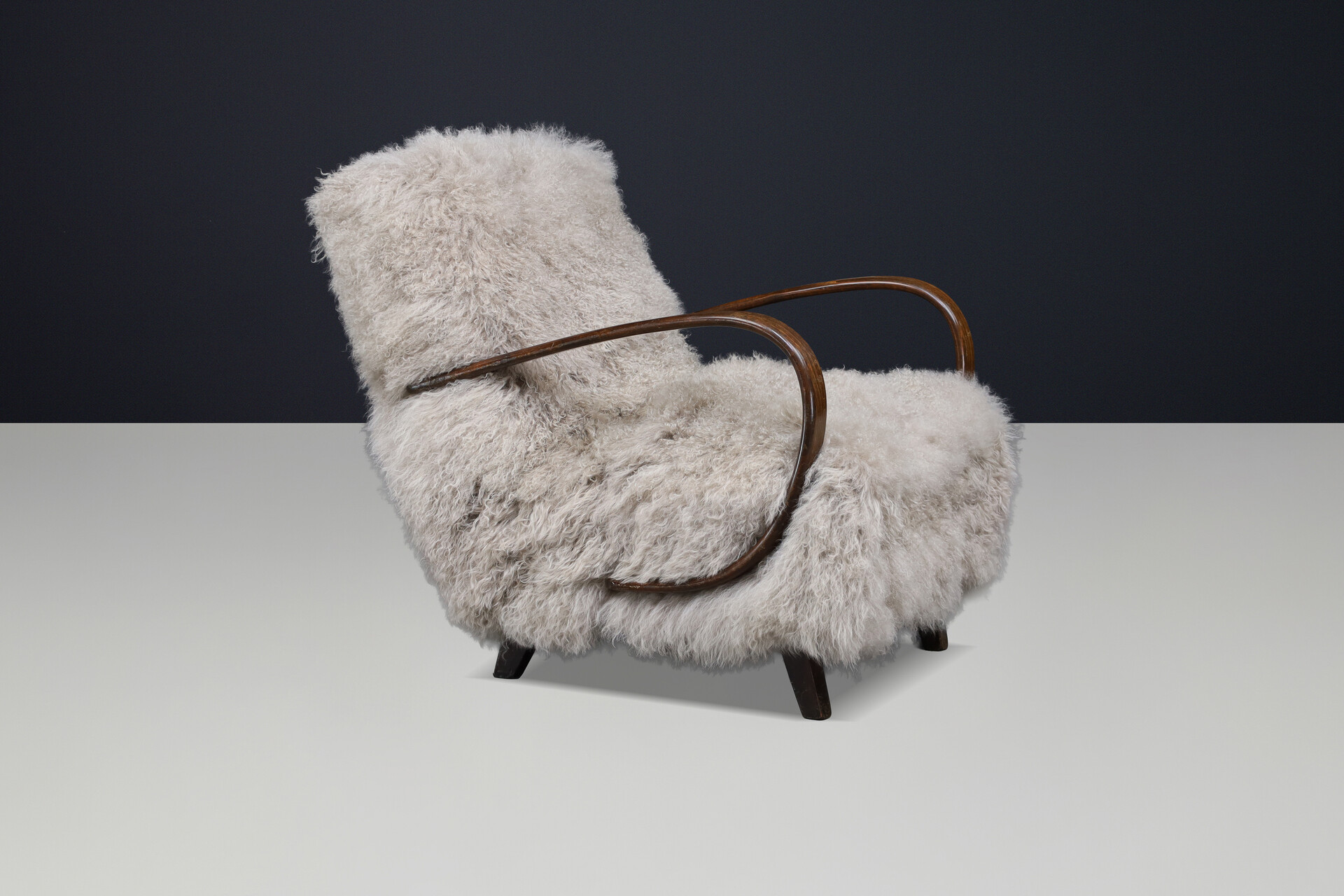 Sculptural Art Deco lounge chair by Jindřich Halabala, in luxurious Tibetan sheepskin CZ 1940 Mid-20th century