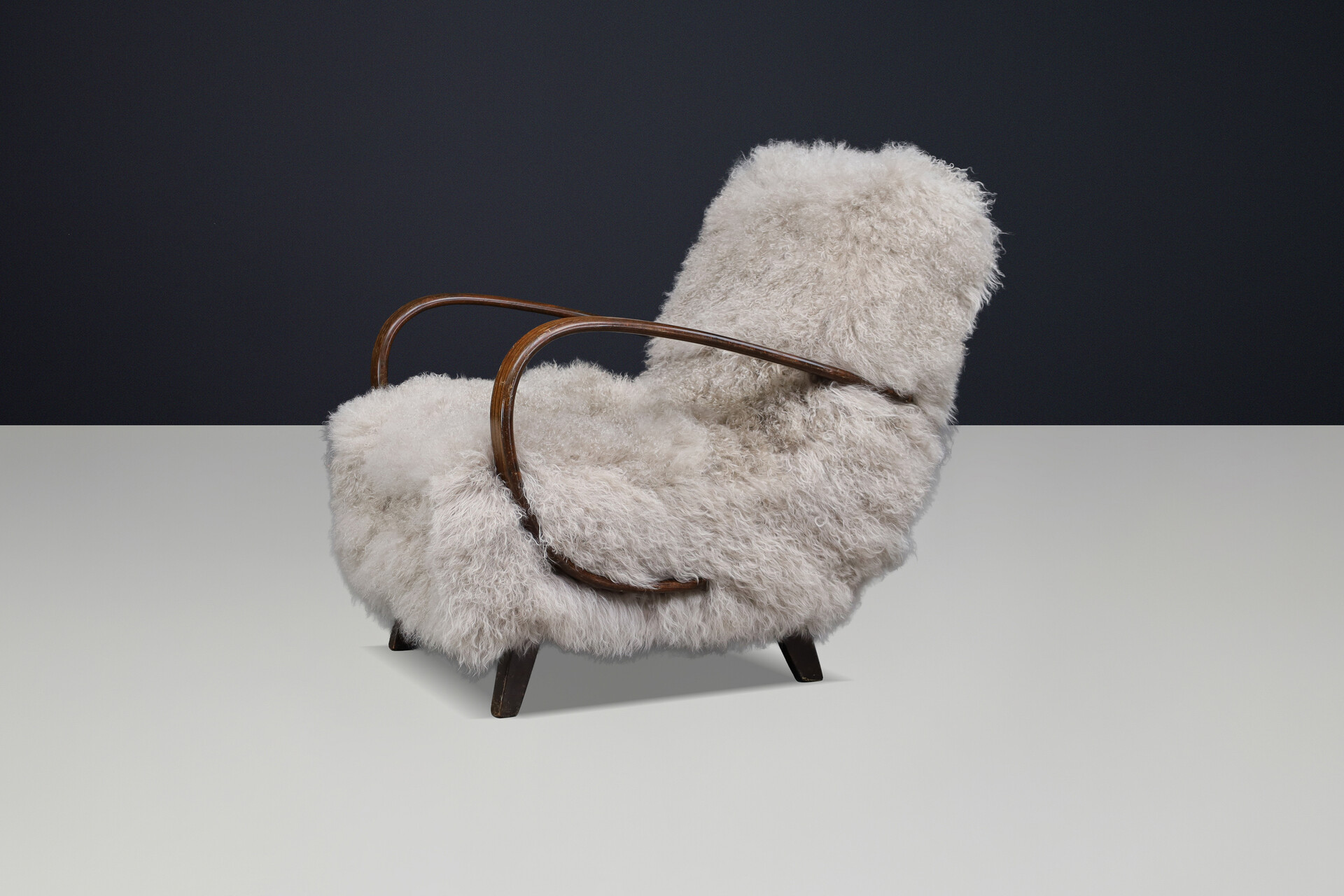 Sculptural Art Deco lounge chair by Jindřich Halabala, in luxurious Tibetan sheepskin CZ 1940 Mid-20th century