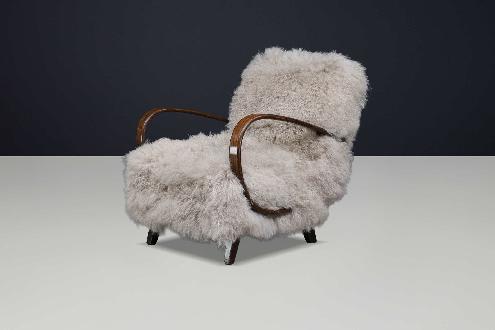 Sculptural Art Deco lounge chair by Jindřich Halabala, in luxurious Tibetan sheepskin CZ 1940 Mid-20th century