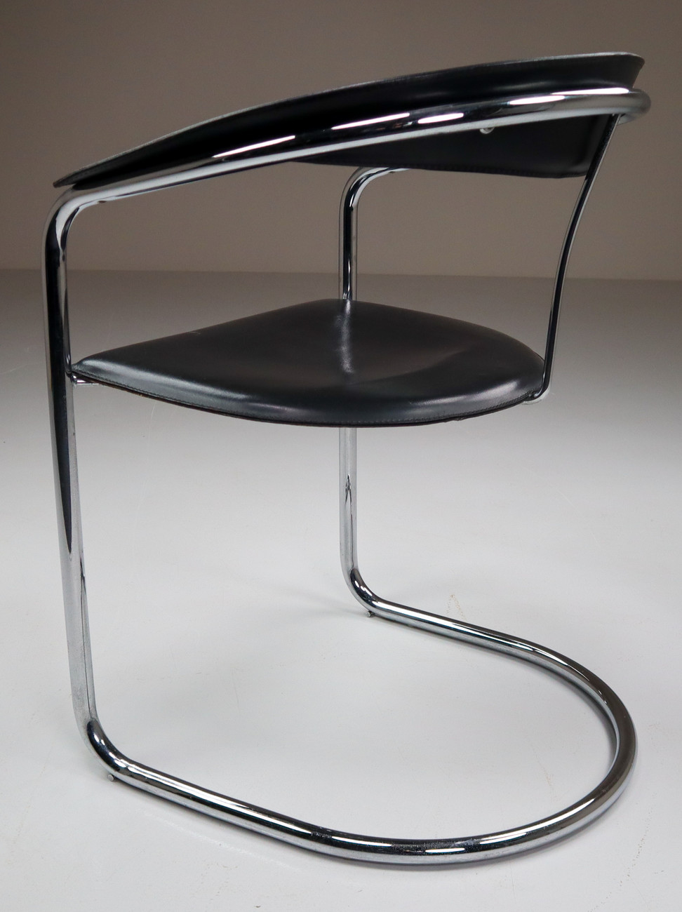 Set of 12 Black Leather Italian Dining Room Chairs, by Arrben Canasta, circa 1970s Mid-20th century