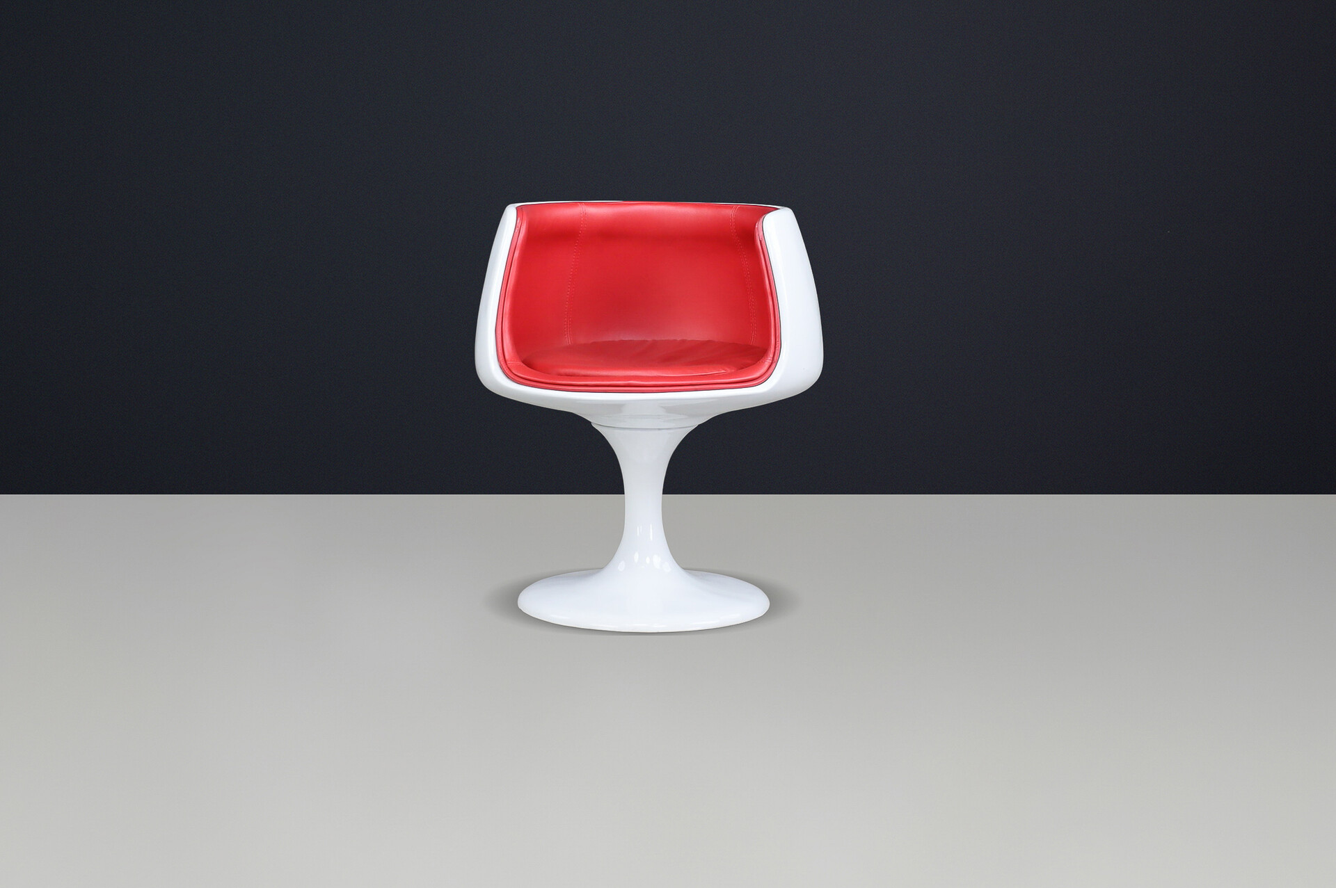 Space Age chair in white fiberglass and red Leather , Italy 1960s Mid-20th century