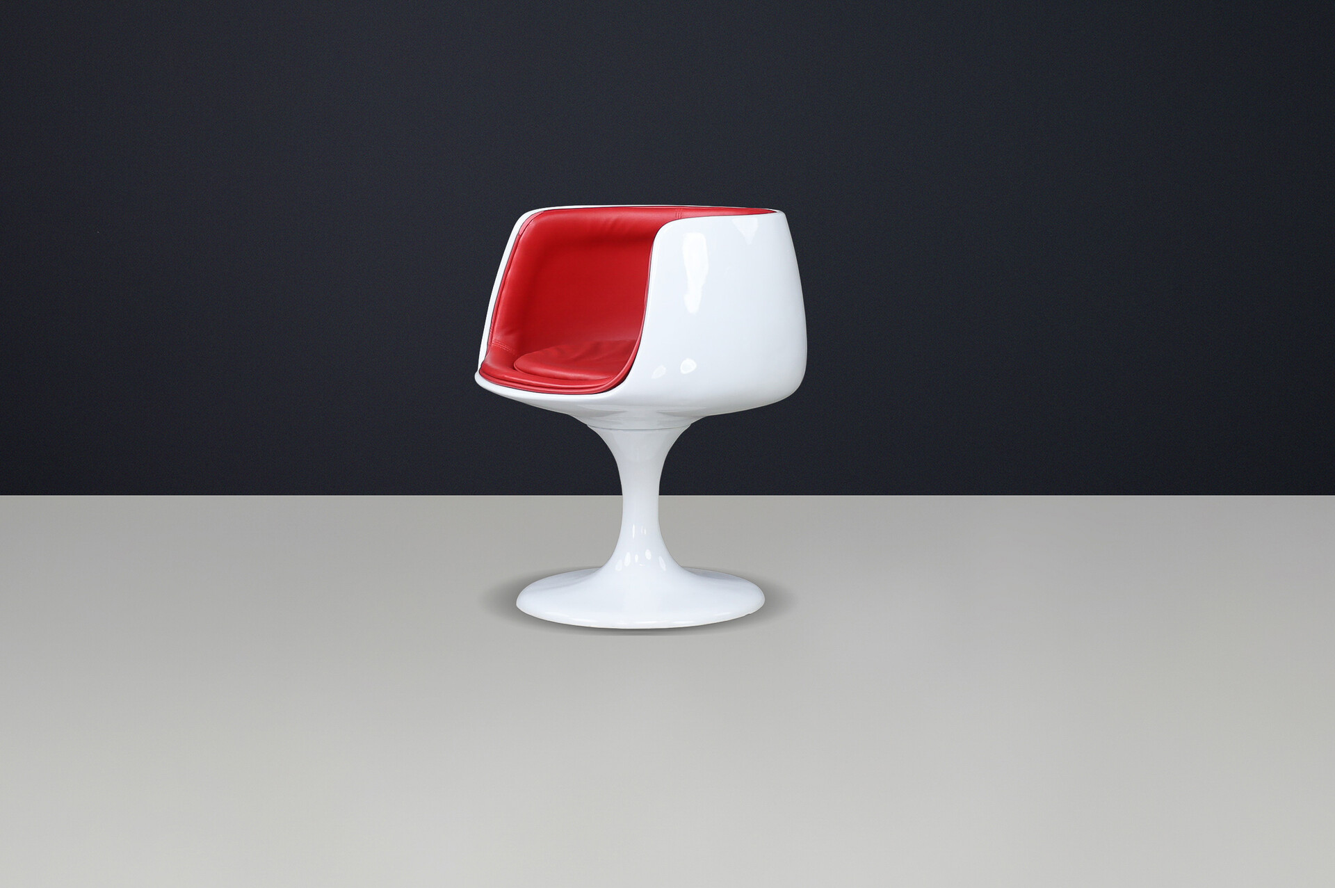 Space Age chair in white fiberglass and red Leather , Italy 1960s Mid-20th century