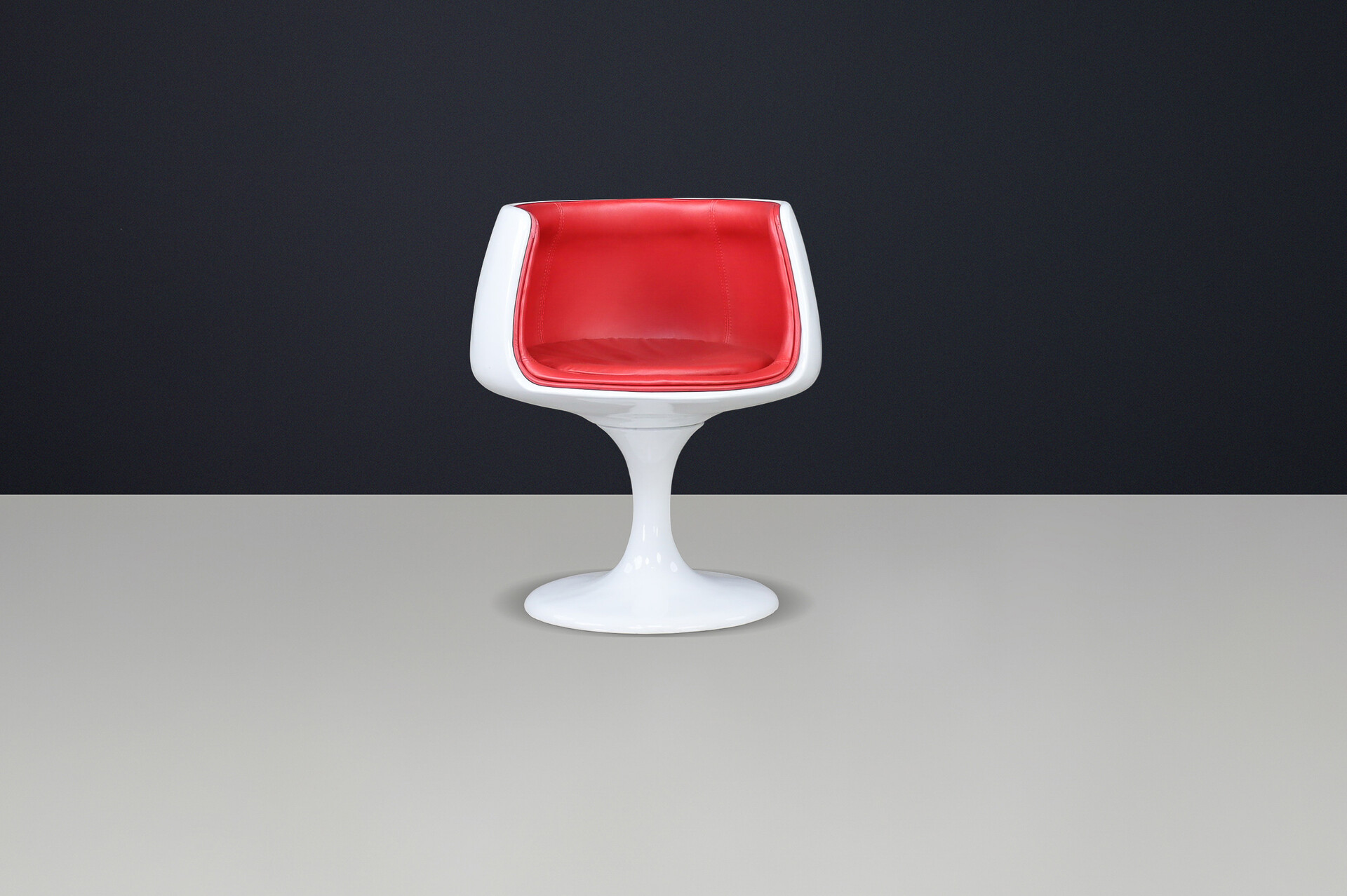 Space Age chair in white fiberglass and red Leather , Italy 1960s Mid-20th century